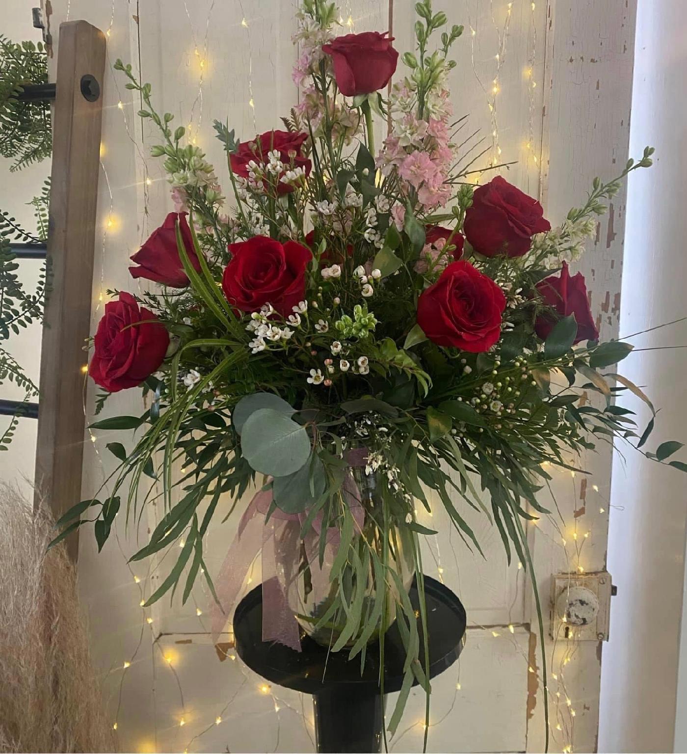 kim slutpunkt Strøm Dozen Mix Red Roses in Savanna, IL | Sassy Stems Floral & Gift Boutique
