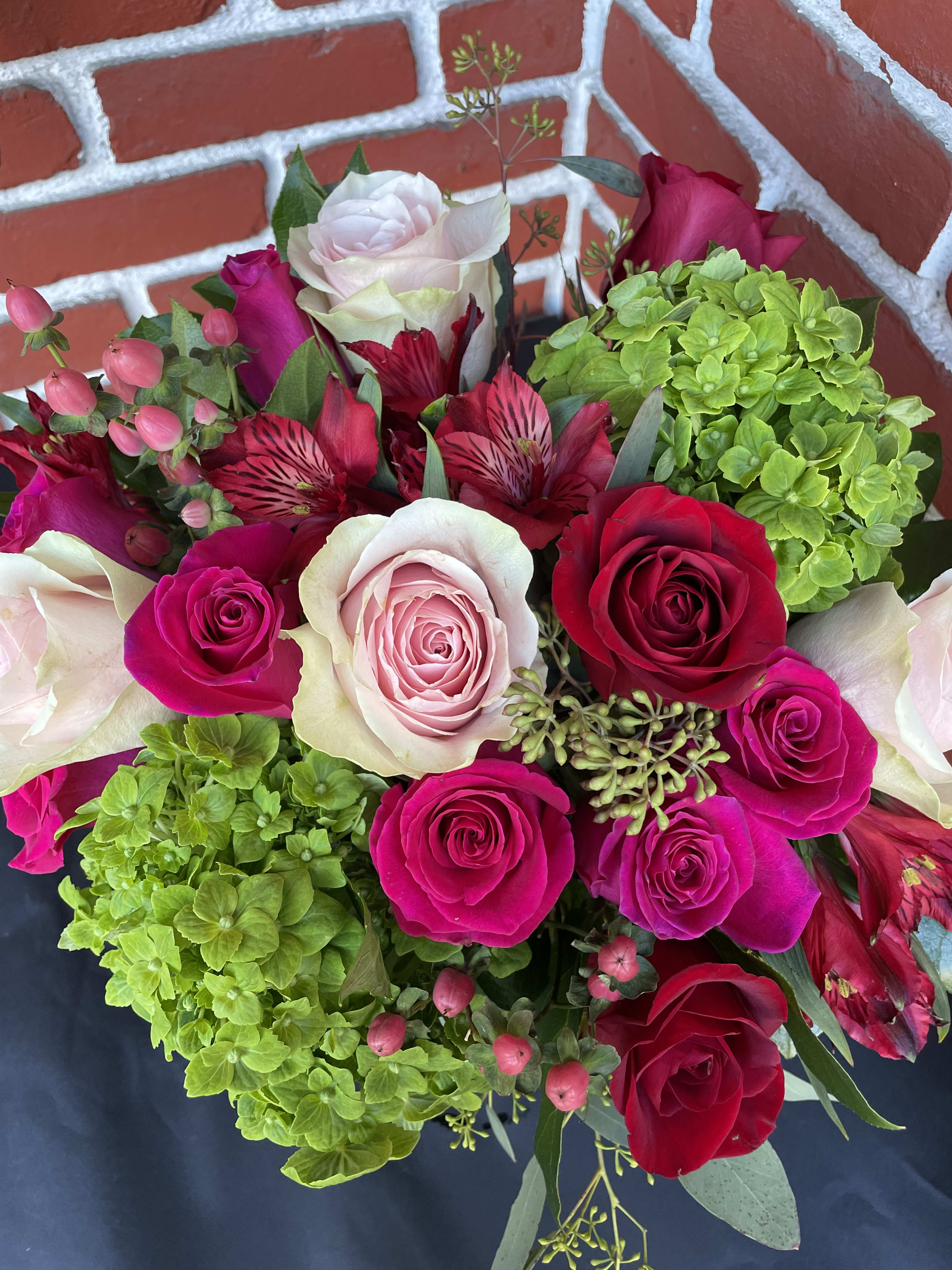 Welcome to Elegant Garden - Welcome to Elegant Garden! Our bouquets are the perfect way to show your love. We use the most delicate pastels in shades of red,  hot pink, and green to create a beautiful and luxurious collection. Our flowers are sure to make any special moment even more special. Shop with us today and enjoy the beauty of flowers!