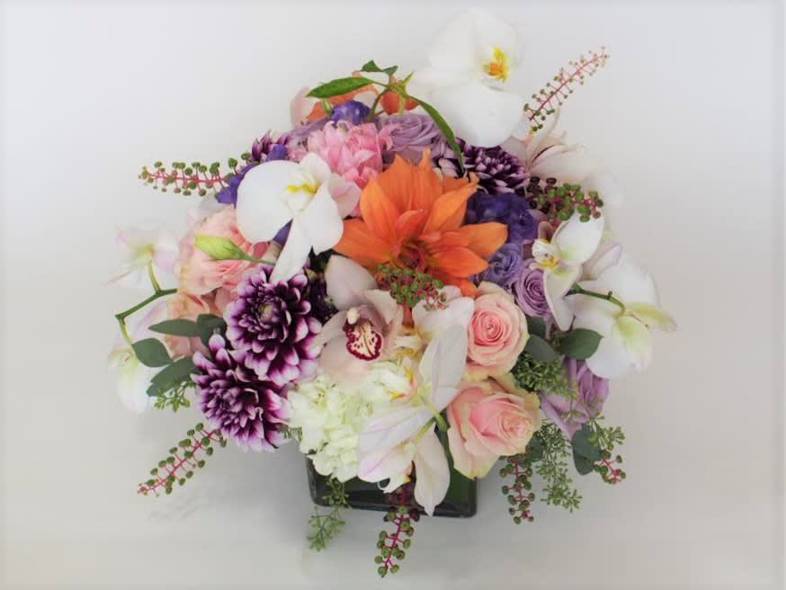 Serenade Serenade - Harmony of soft and vibrant color flowers. Flowers might change according to the availability.