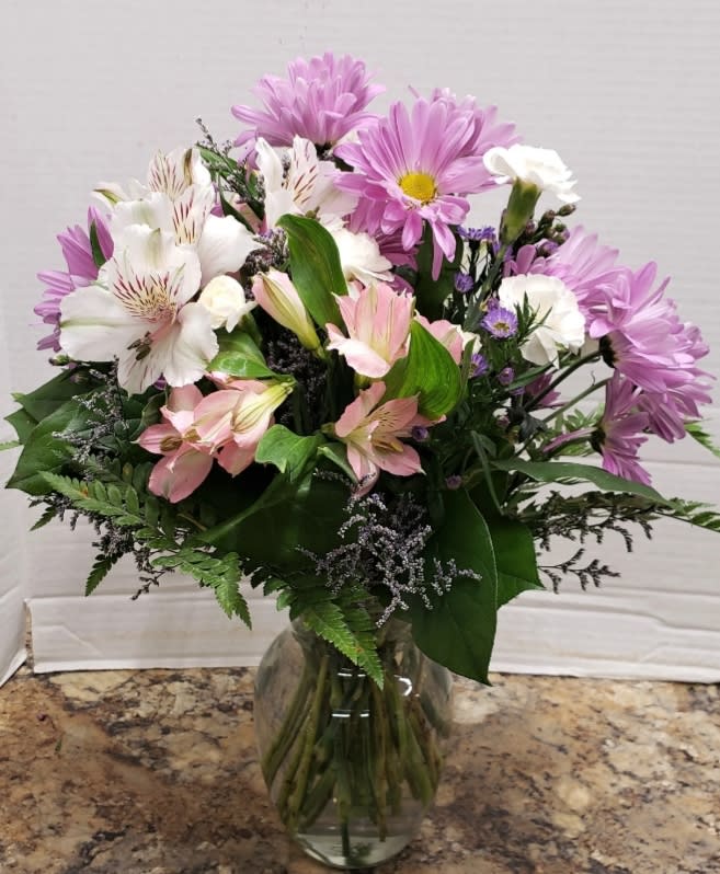 Mix flowers Bouquet  - Mix flowers Bouquet in Clear vase 
