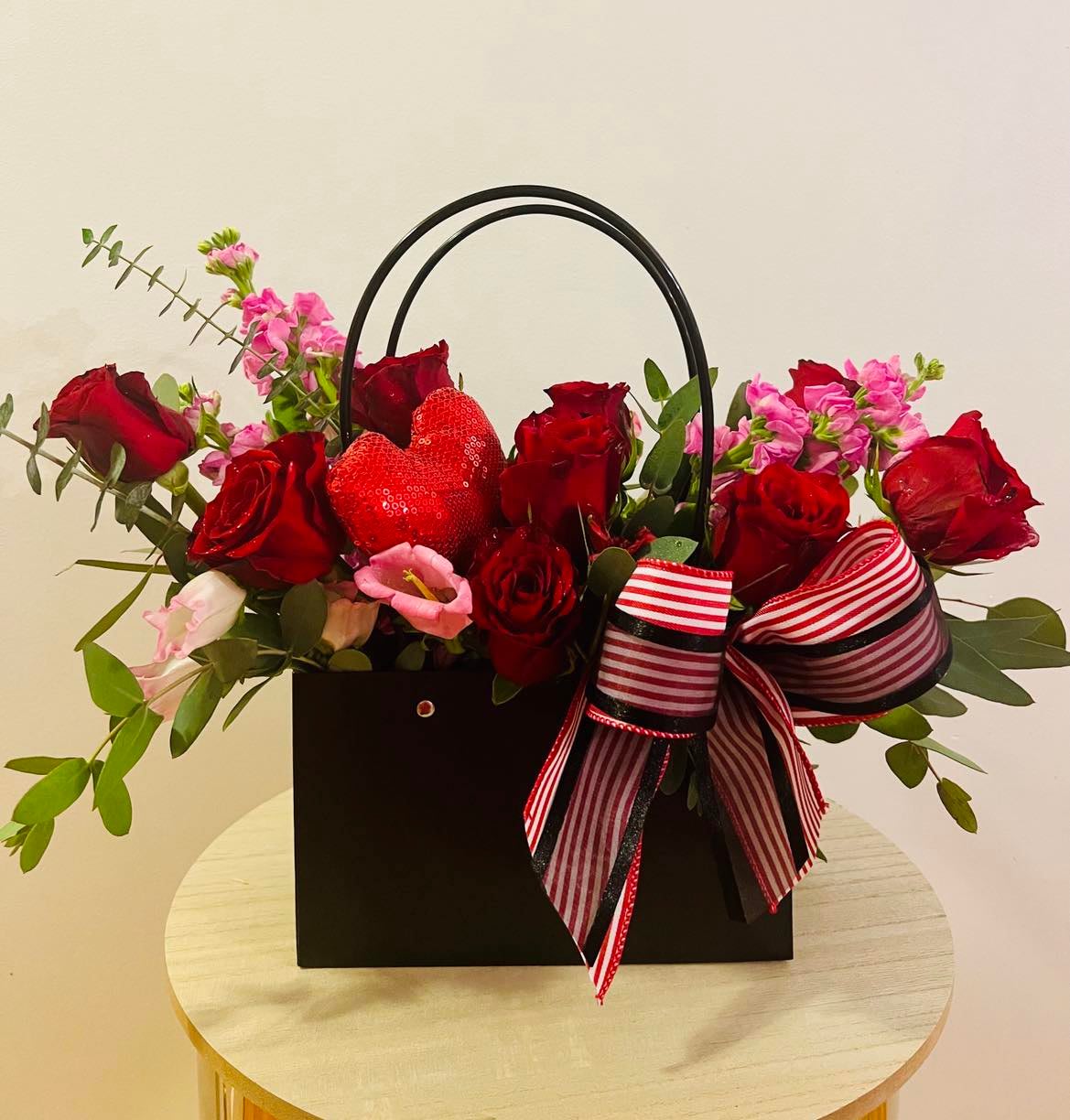 Black purse with red roses clearance