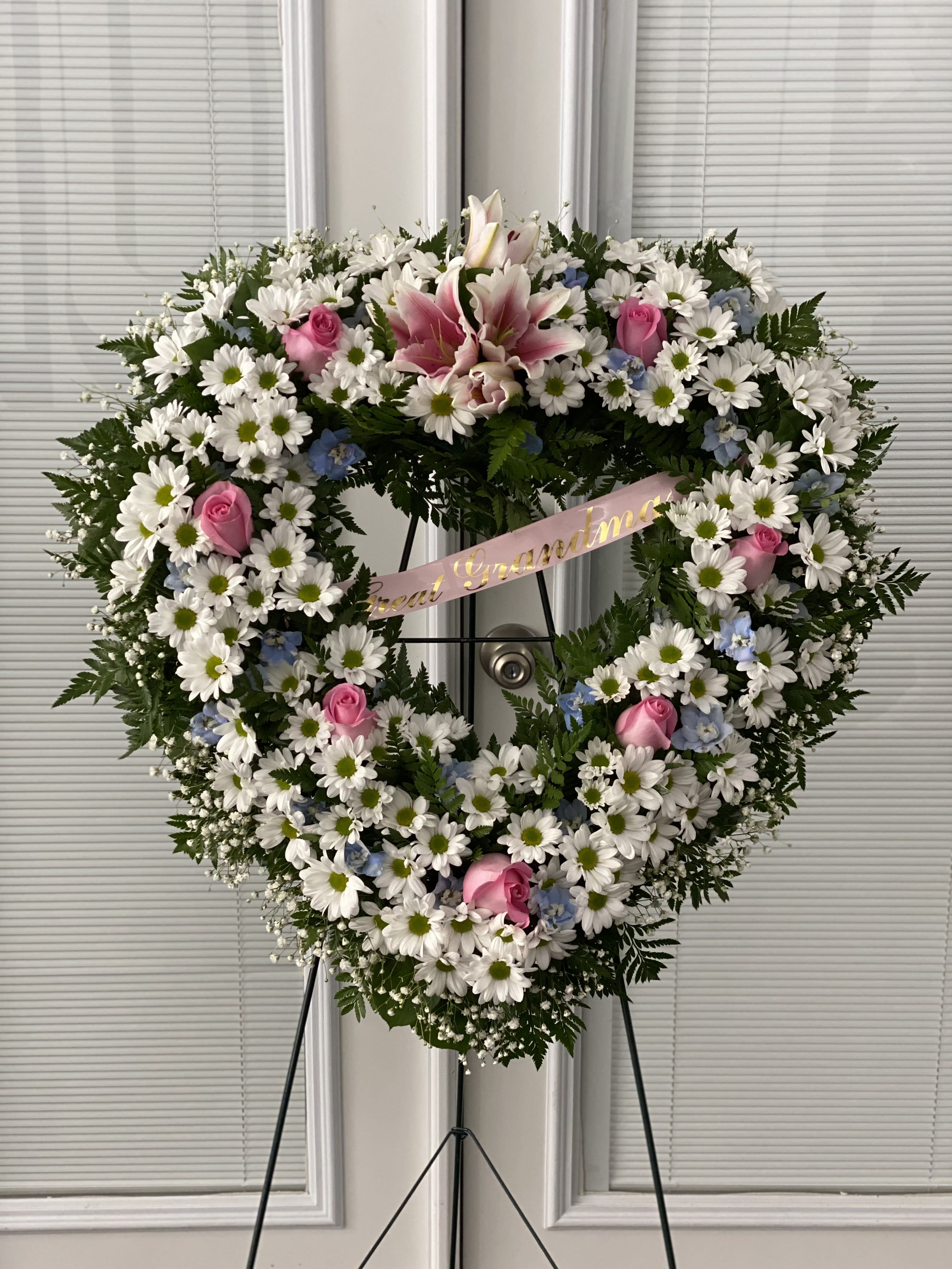 Pretty Pinks Heart Pretty Pinks Heart - A tender and classic tribute to a precious life. Heartfelt emotions and sympathies find delicate expression here.