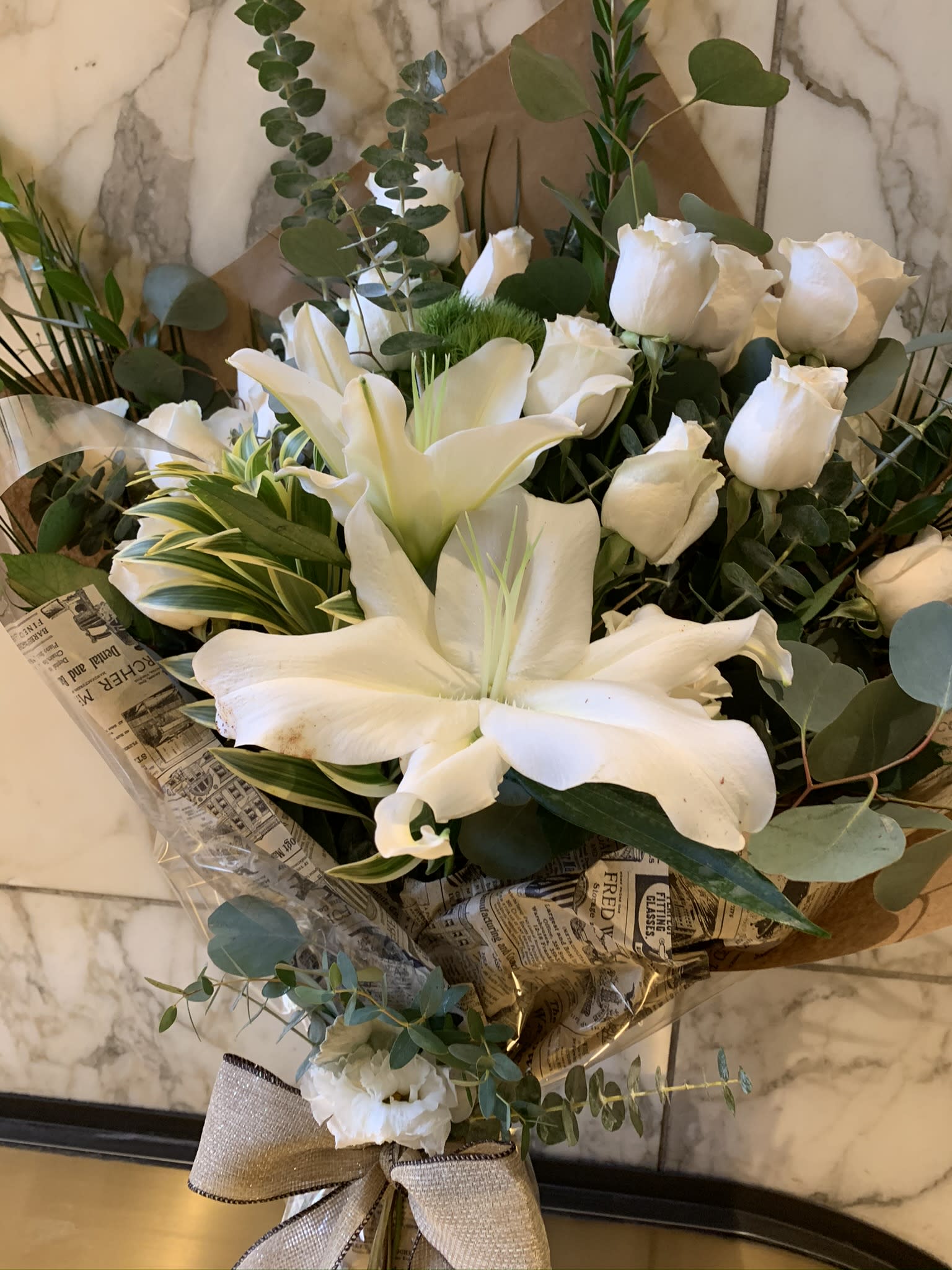 Dozen white premium roses - Dozen white roses in a beautiful wrapped presentacion