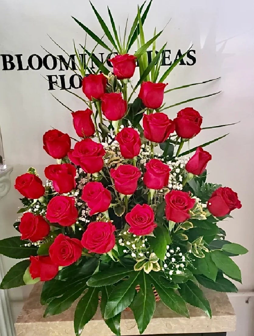VDAY 1 - 24 roses long stem 70 cm with greenery and baby's breath 