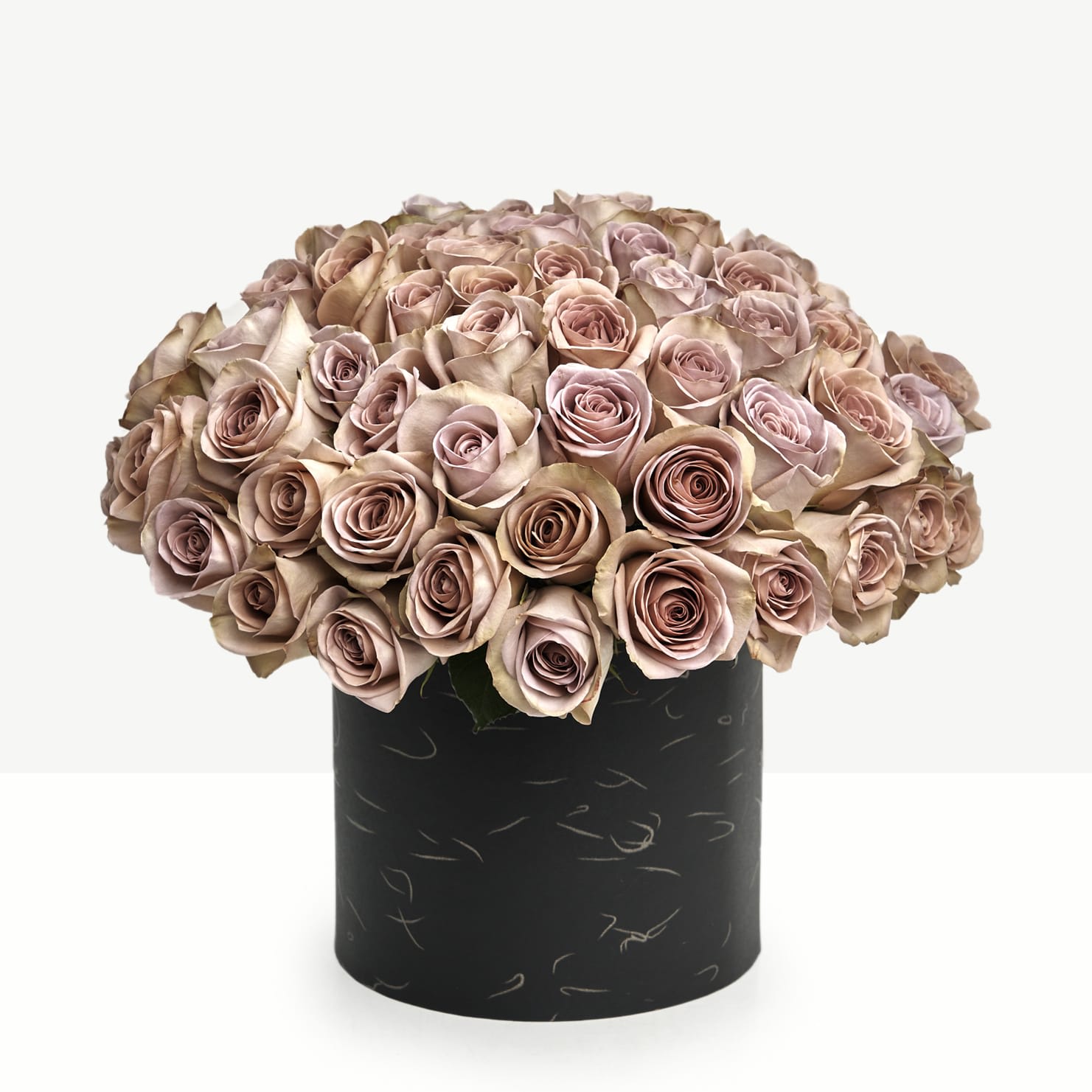 Rustic Rose - Rustic style rose in arrange in a hatbox.