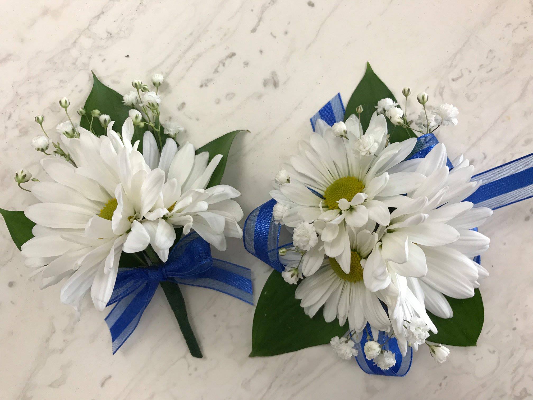 Daisy hotsell wrist corsage