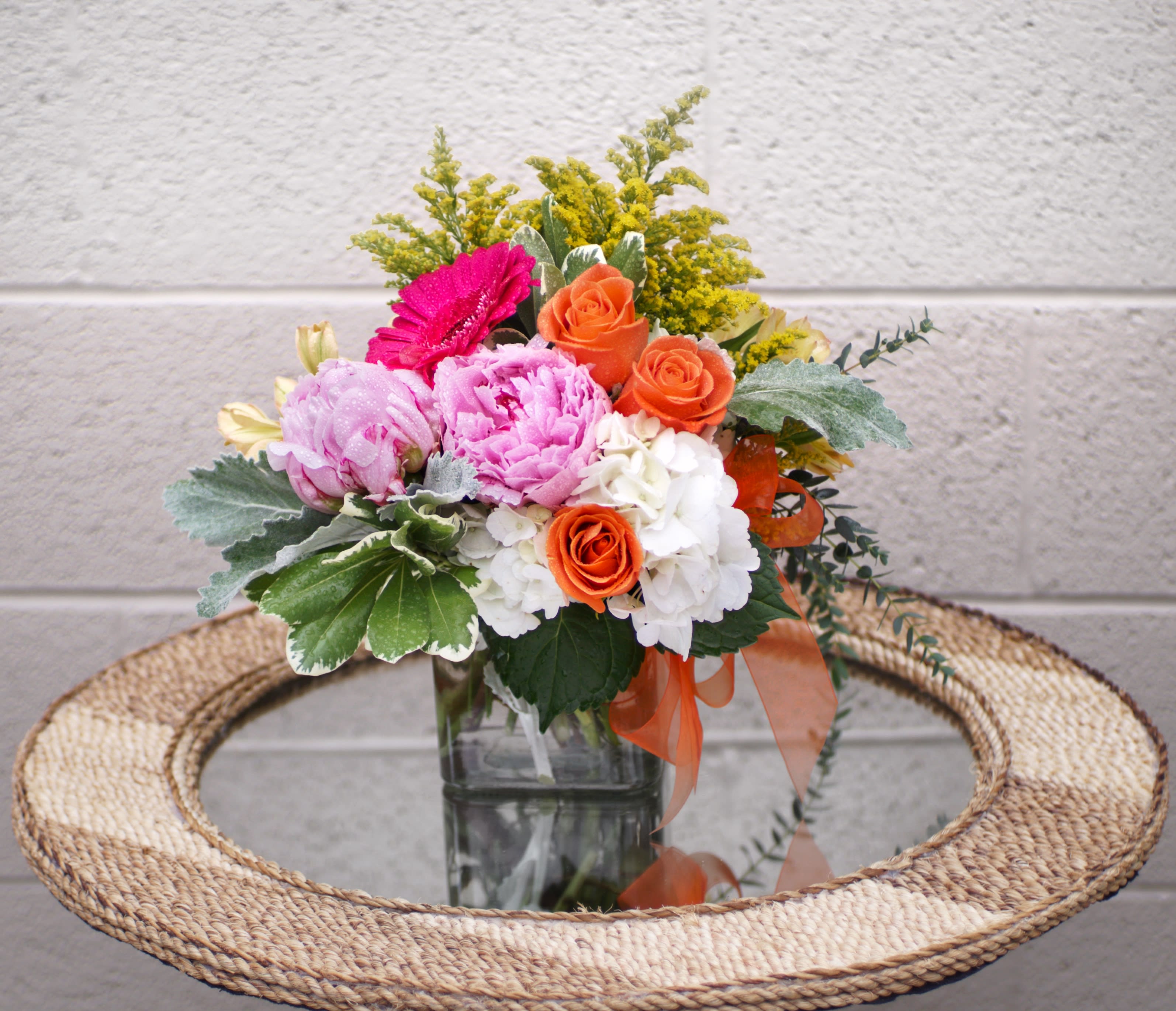 Summer Scent - Pretty design including all premium flowers: rose, gerbera, hydrangea... and accents. STANDARD: FIRST PHOTO DELUXE: SECOND PHOTO PREMIUM: THIRD PHOTO