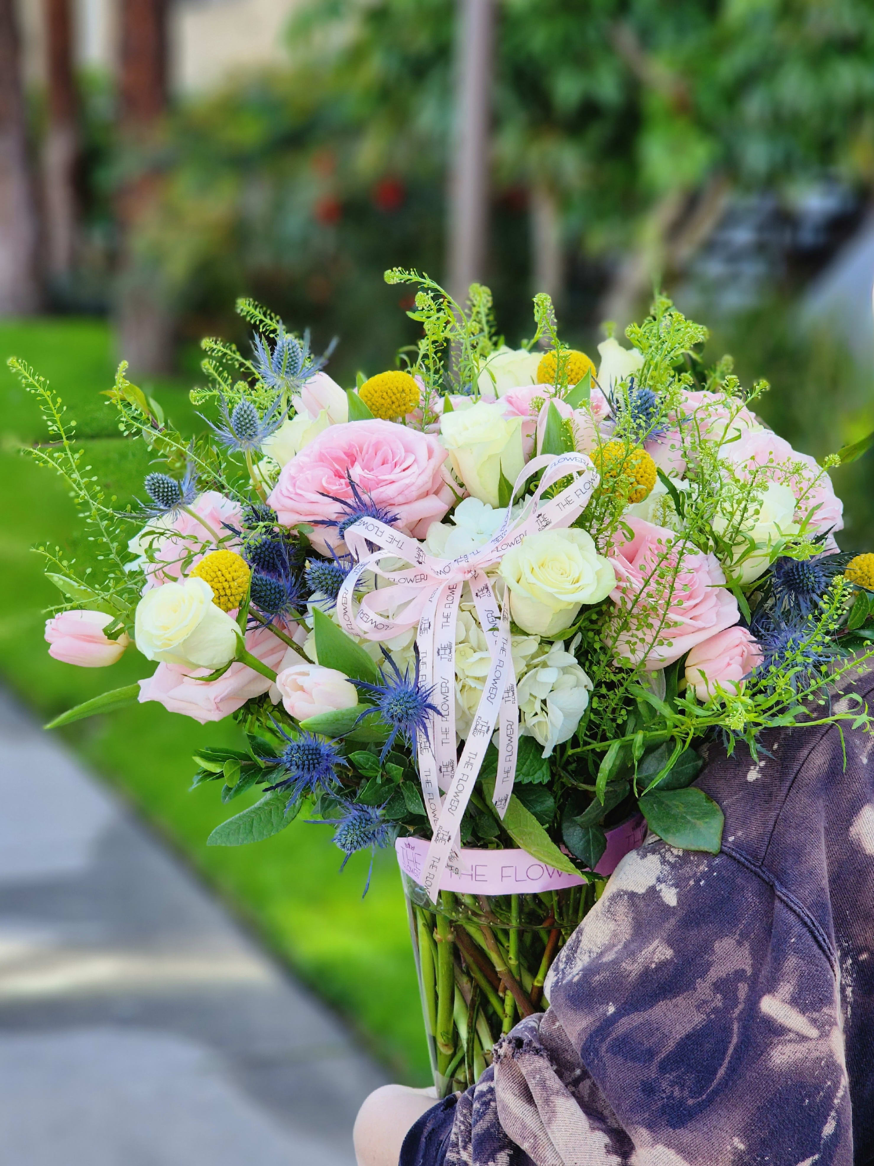 Carolina Vase - Delicate shades of pink combined with white are a popular old fashion design in an clear vase . Such a bouquet will be the best decoration for any holiday and room, office, centerpiece.  Light pink tones speak of touching feelings and admiration