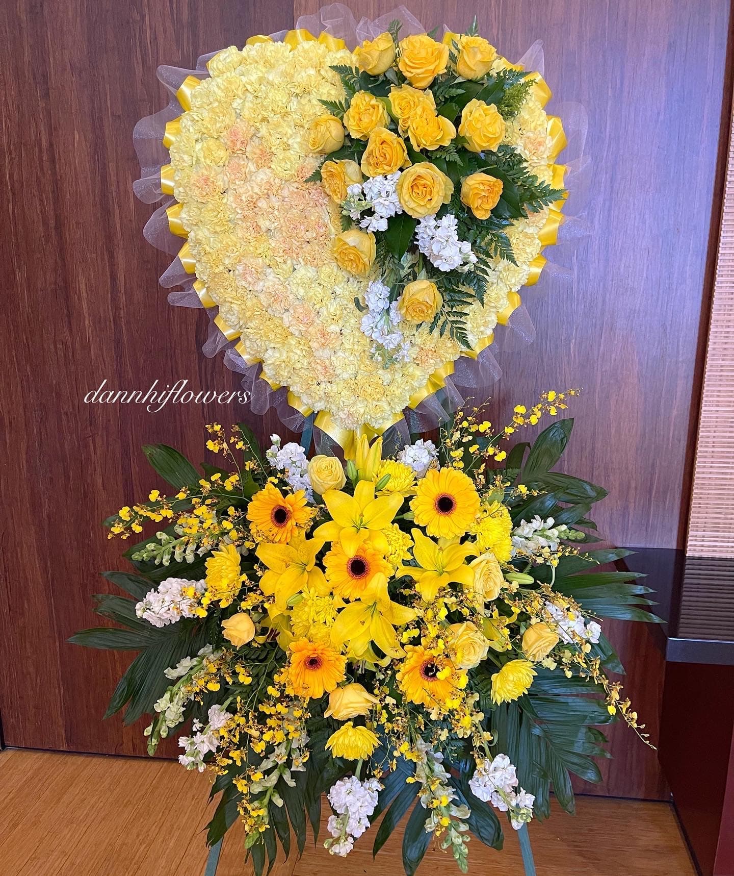 Standing heart 01 - Mono color, yellow theme. Flowers is around 7ft tall. You can request any color theme. Pls call in to 