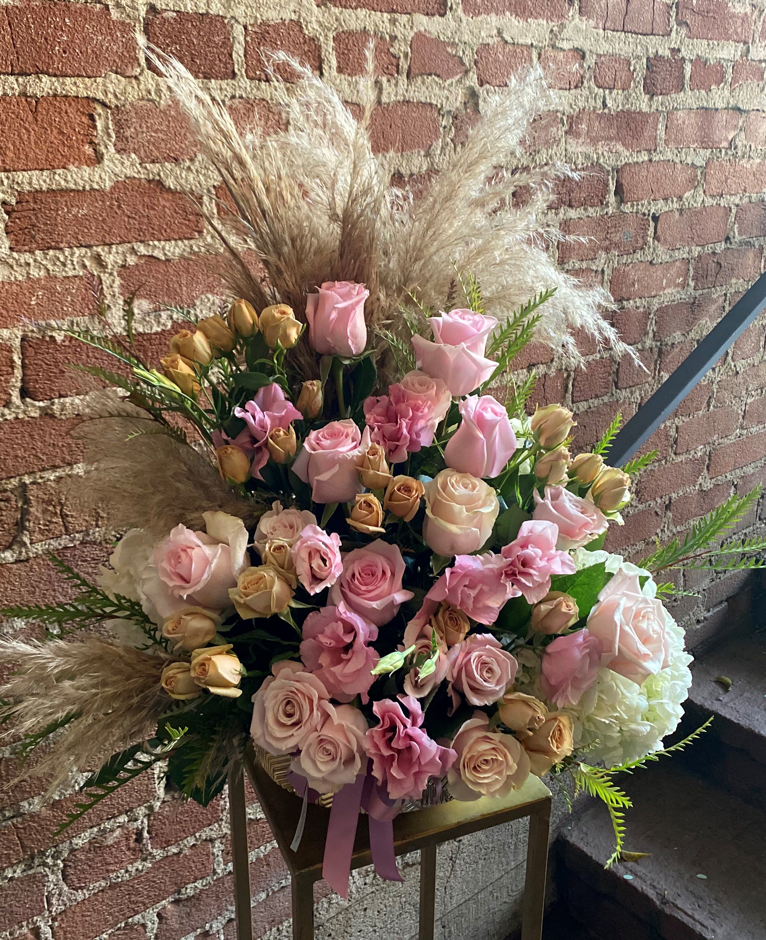 Ava - Burbank Florist Ava - Burbank Florist - This beautiful arrangement is designed to deliver happiness to a loved ones day. Filled with beautiful flowers and customized to perfection, this arrangement is a showstopper! If you want to turn heads then this is the arrangement for you!