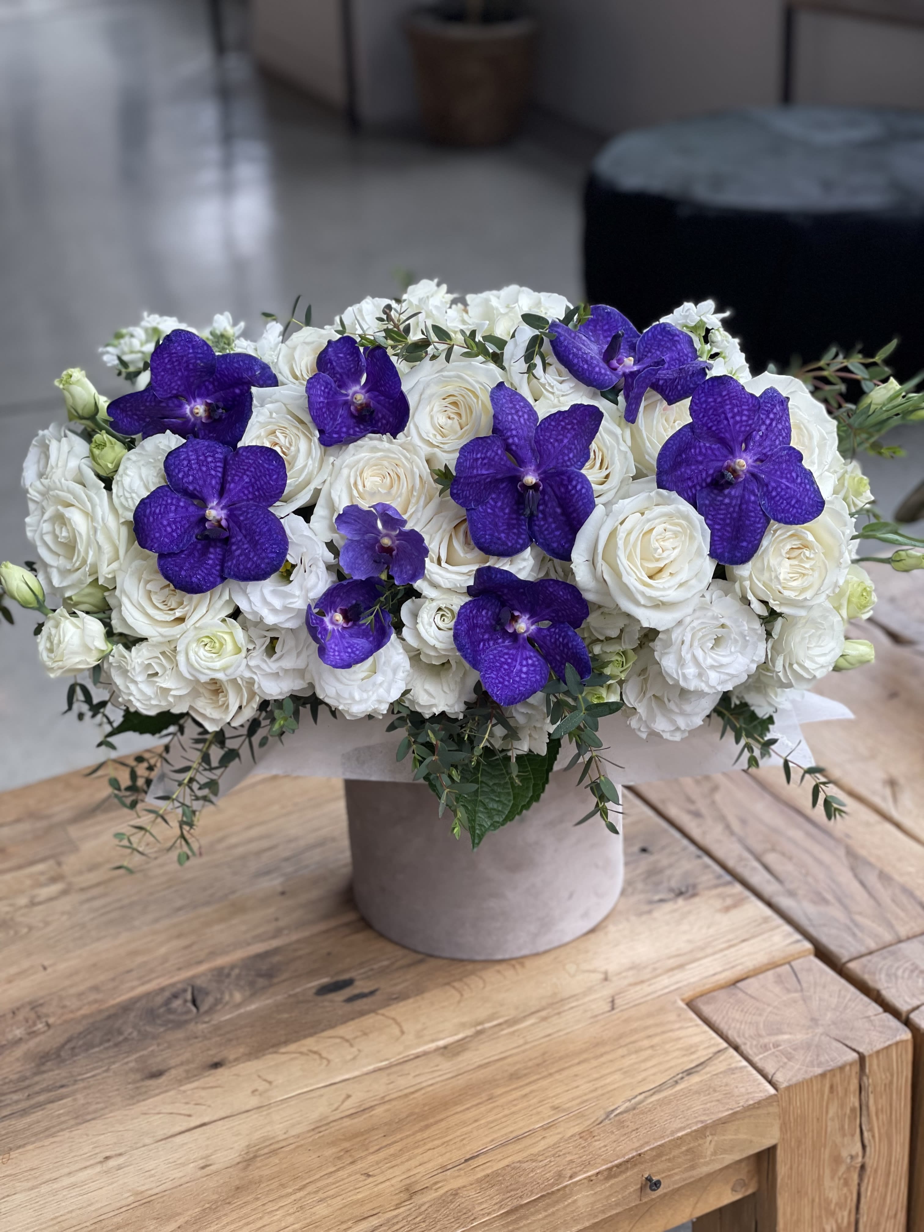 Box with purple orchids - Amazing box with gorgeous purple orchids