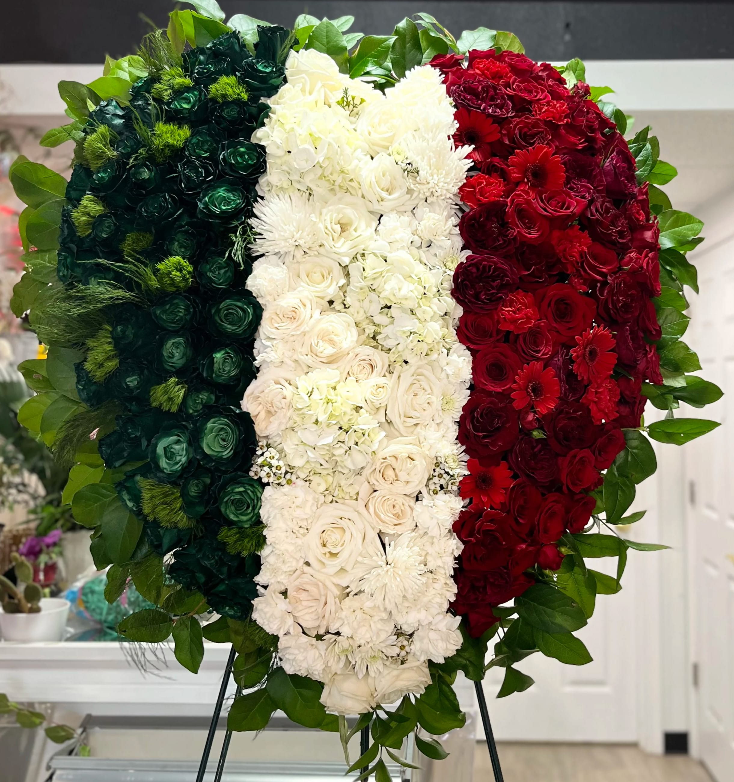 Solid heart shape flag - The heart shape wreath is adorned with the iconic colors of the Italian flag which are prominently featured in the design.  The green, white, and red Hues are expertly blended together, creating a harmonious and balanced color scheme that exudes both elegance and patriotism.  It's worth noting that this approach could be used to represent any country. This 