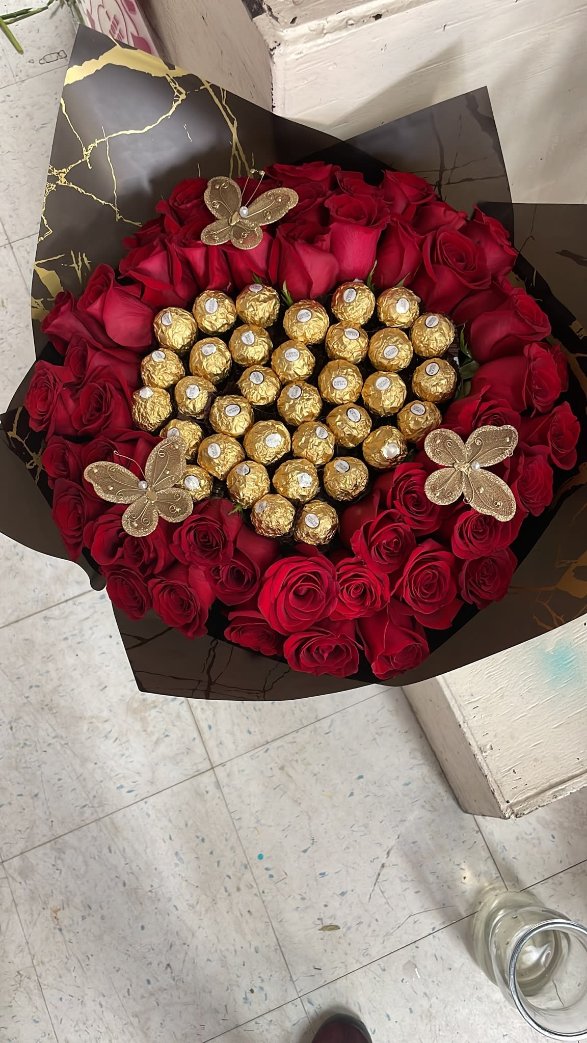 Rose Bouquet with Heart of chocolates