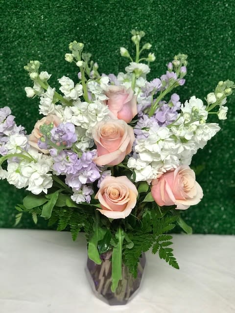 Romance in pink -Romance en rosa Romance in pink -Romance en rosa - Beautiful bouquet of roses in pink tones, wrapped in white and lavender stock (the tones of the roses may vary according to store availability) -Hermoso bouquet de rosas en tonos rosados, envueltos en stock blanco y lavanda ( los tonos de las rosas podrán variar de acuerdo a disponibilidad de la tienda )