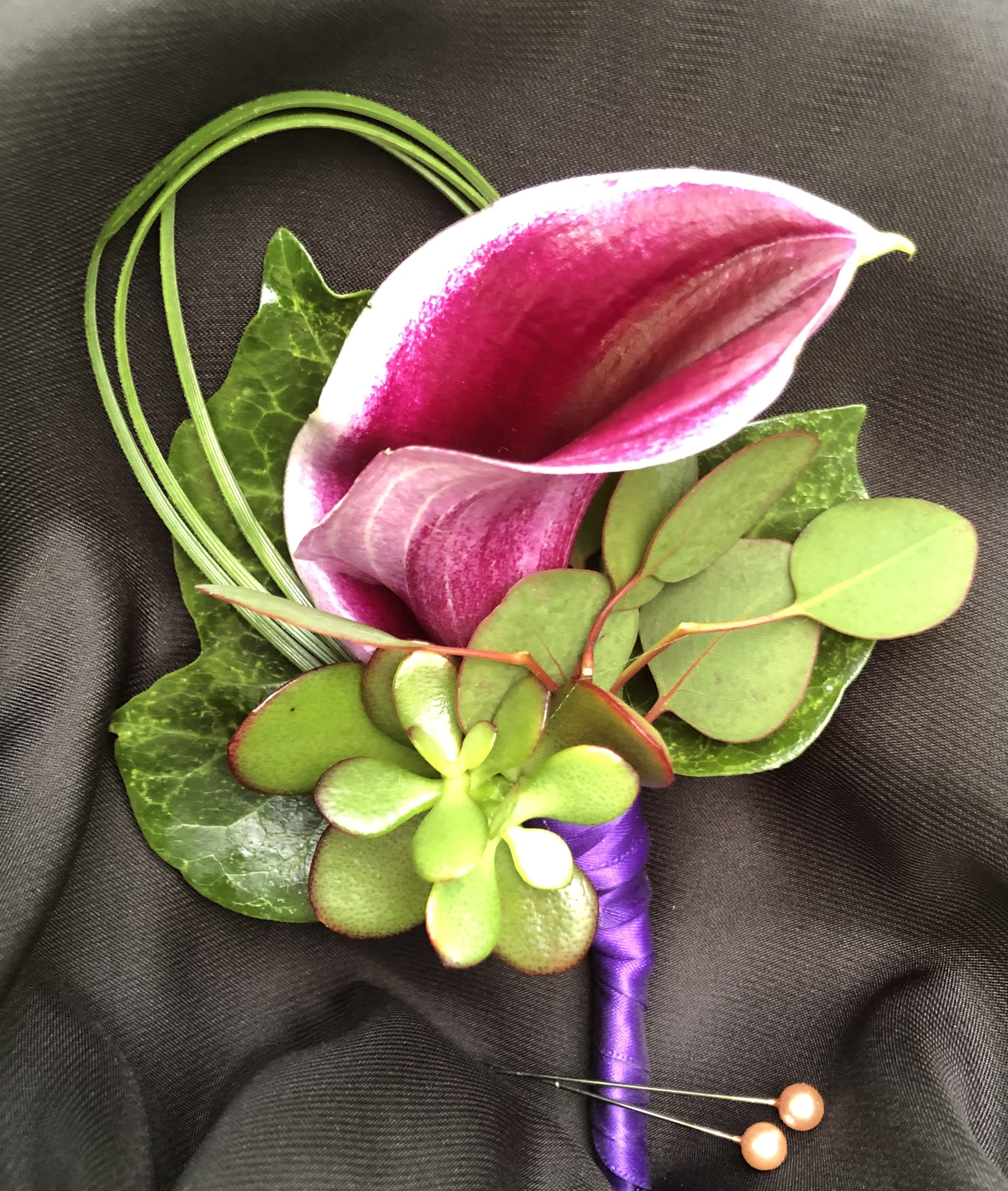Cala Boutonniere #WB6 - Boutonniere foe Wedding or Prom or any other celebration made with your choice of color Calla Lilie with matching pin. Color are, pink, Purple,Flame Orange, White, Yellow &amp; Black
