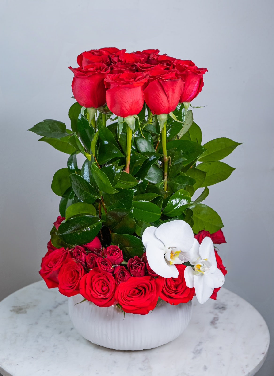 Grateful Life - Red roses are such a classic. In a white vase, they give a wow effect, look attractive and elegant. If you want to make a truly exciting gift, then we advise you to choose this amazingly beautiful composition