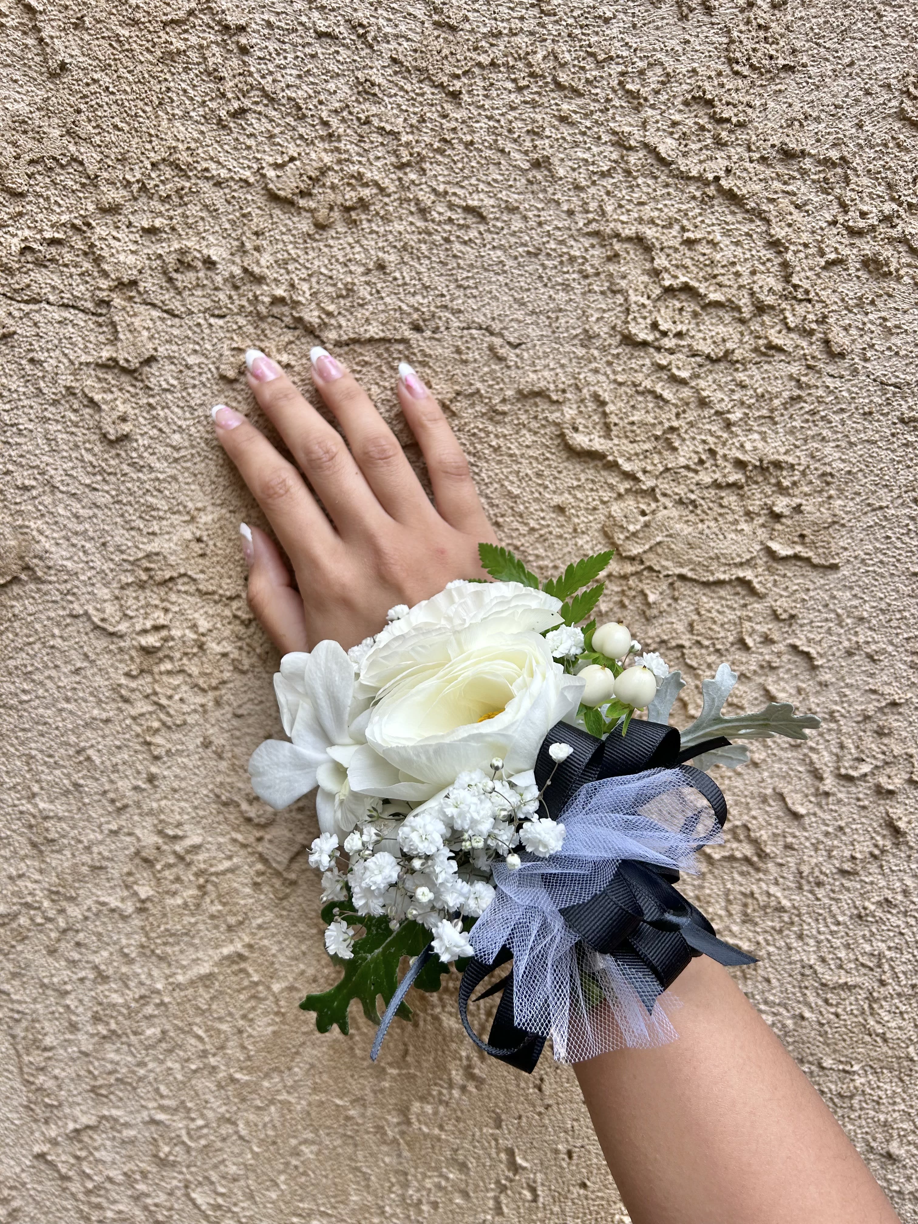 Wrist Corsage 9 - Wrist corsage with white flowers and accents. CUSTOMER CAN CHOOSE ANY COLOR STANDARD: WRIST CORSAGE DELUXE: WRIST CORSAGE + BOUTONNIERE