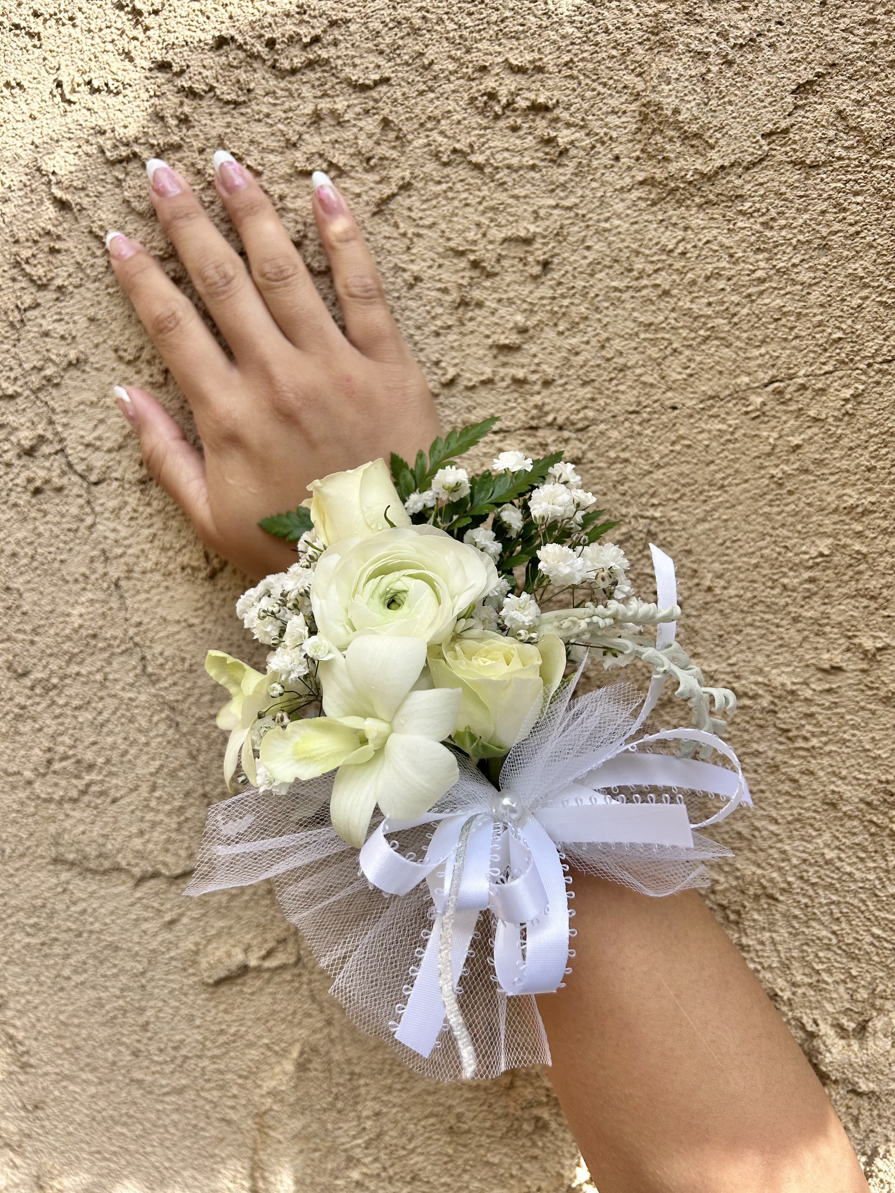 Wrist Corsage 6 - Wrist corsage with white flowers and accents. CUSTOMER CAN CHOOSE ANY COLOR STANDARD: WRIST CORSAGE DELUXE: WRIST CORSAGE + BOUTONNIERE