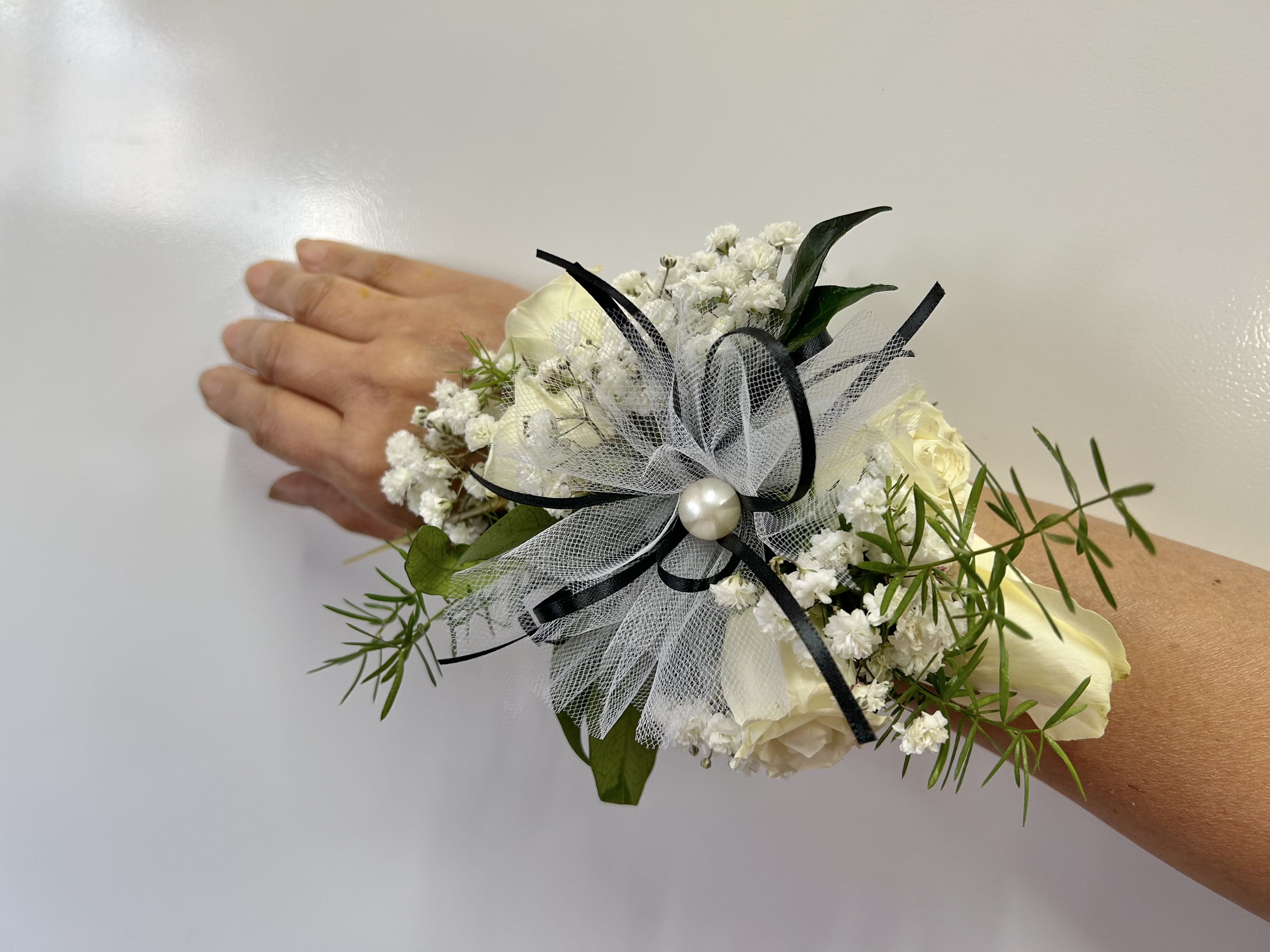 Wrist Corsage 13 - Wrist corsage with white flowers and accents. CUSTOMER CAN CHOOSE ANY COLOR STANDARD: WRIST CORSAGE DELUXE: WRIST CORSAGE + BOUTONNIERE