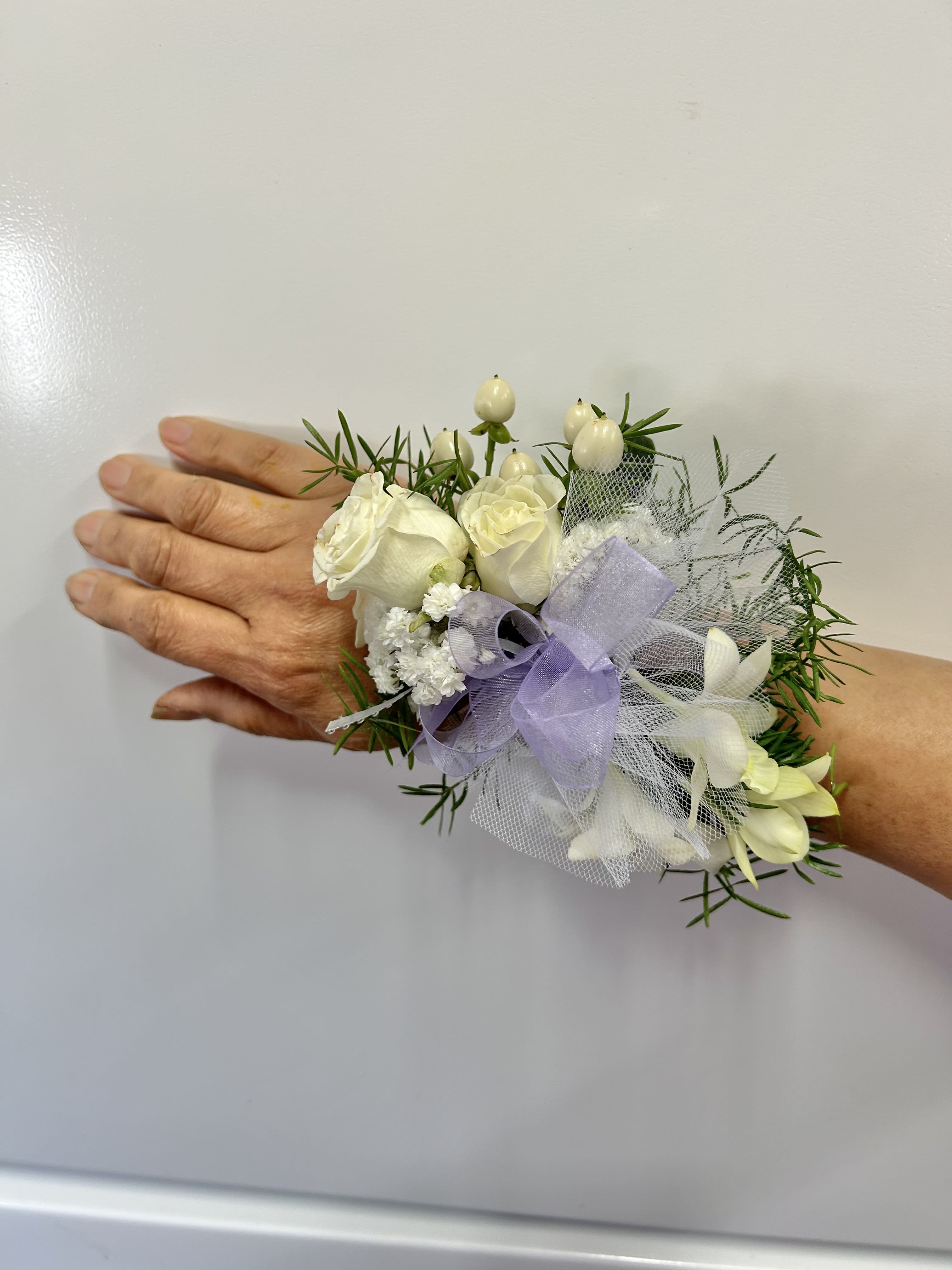 Wrist Corsage 14 - Wrist corsage with white flowers and accents. CUSTOMER CAN CHOOSE ANY COLOR STANDARD: WRIST CORSAGE DELUXE: WRIST CORSAGE + BOUTONNIERE