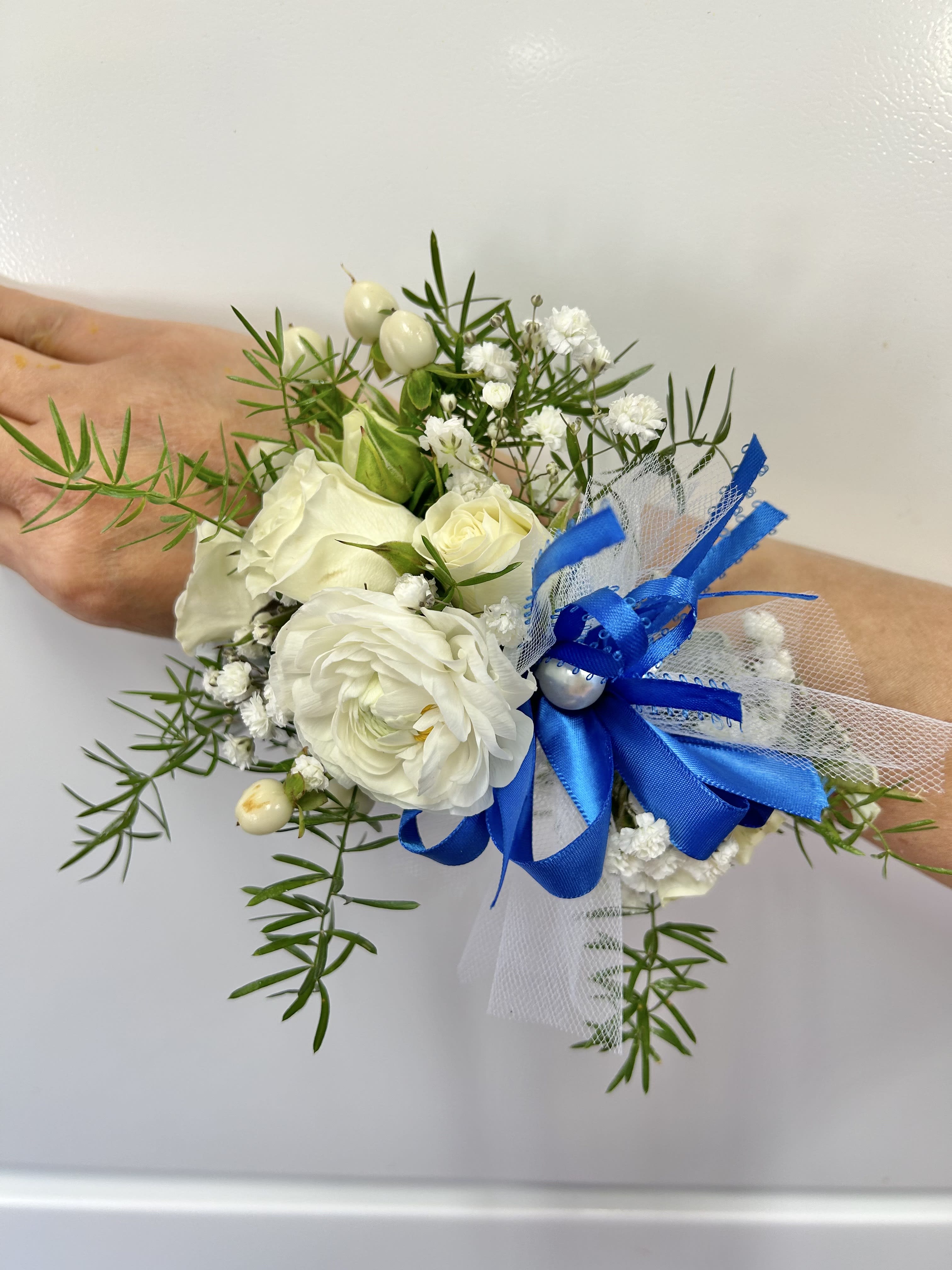 Wrist Corsage 15 - Wrist corsage with white flowers and accents. CUSTOMER CAN CHOOSE ANY COLOR STANDARD: WRIST CORSAGE DELUXE: WRIST CORSAGE + BOUTONNIERE