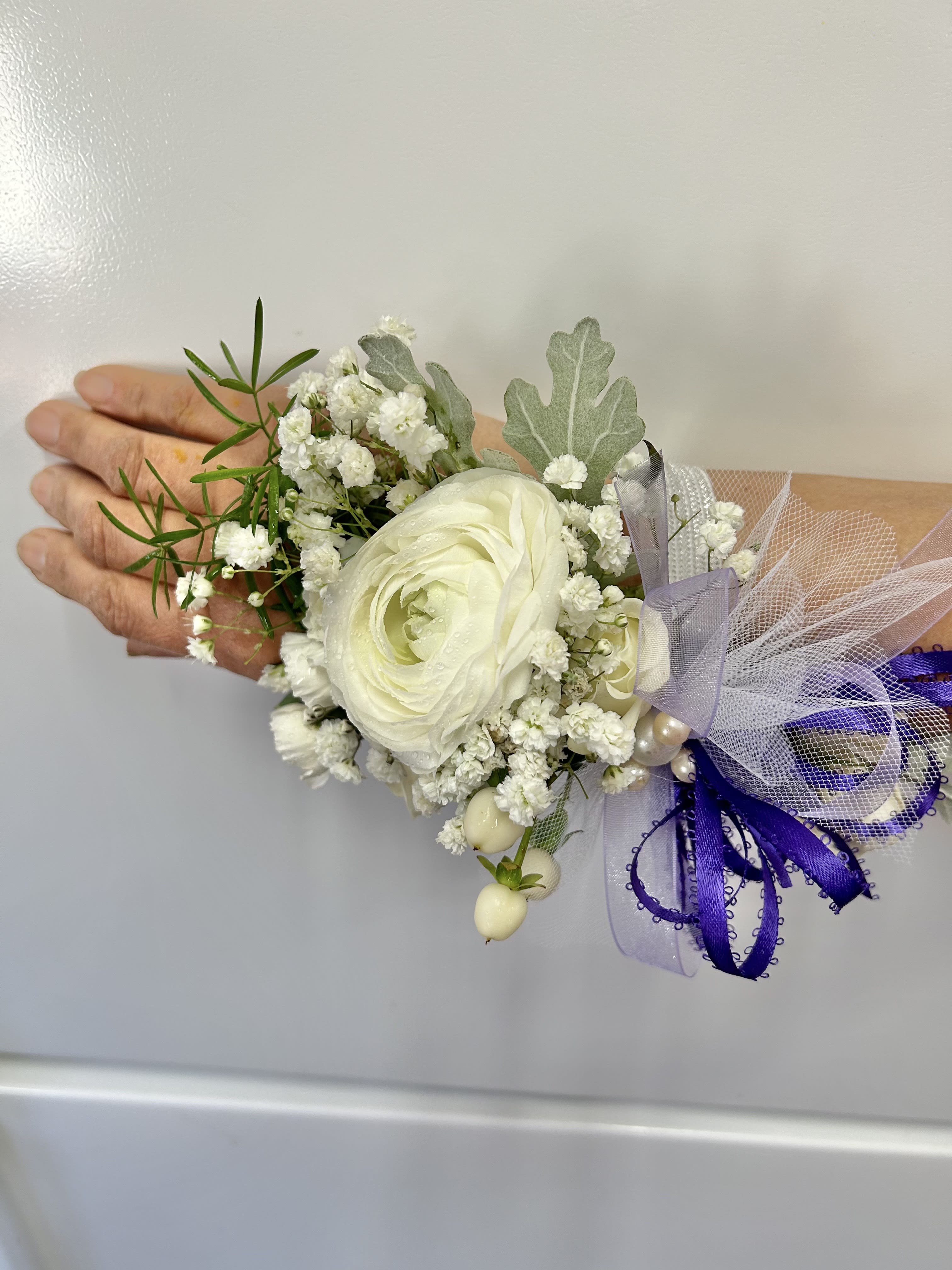 Wrist Corsage 15 - Wrist corsage with white flowers and accents. CUSTOMER CAN CHOOSE ANY COLOR STANDARD: WRIST CORSAGE DELUXE: WRIST CORSAGE + BOUTONNIERE