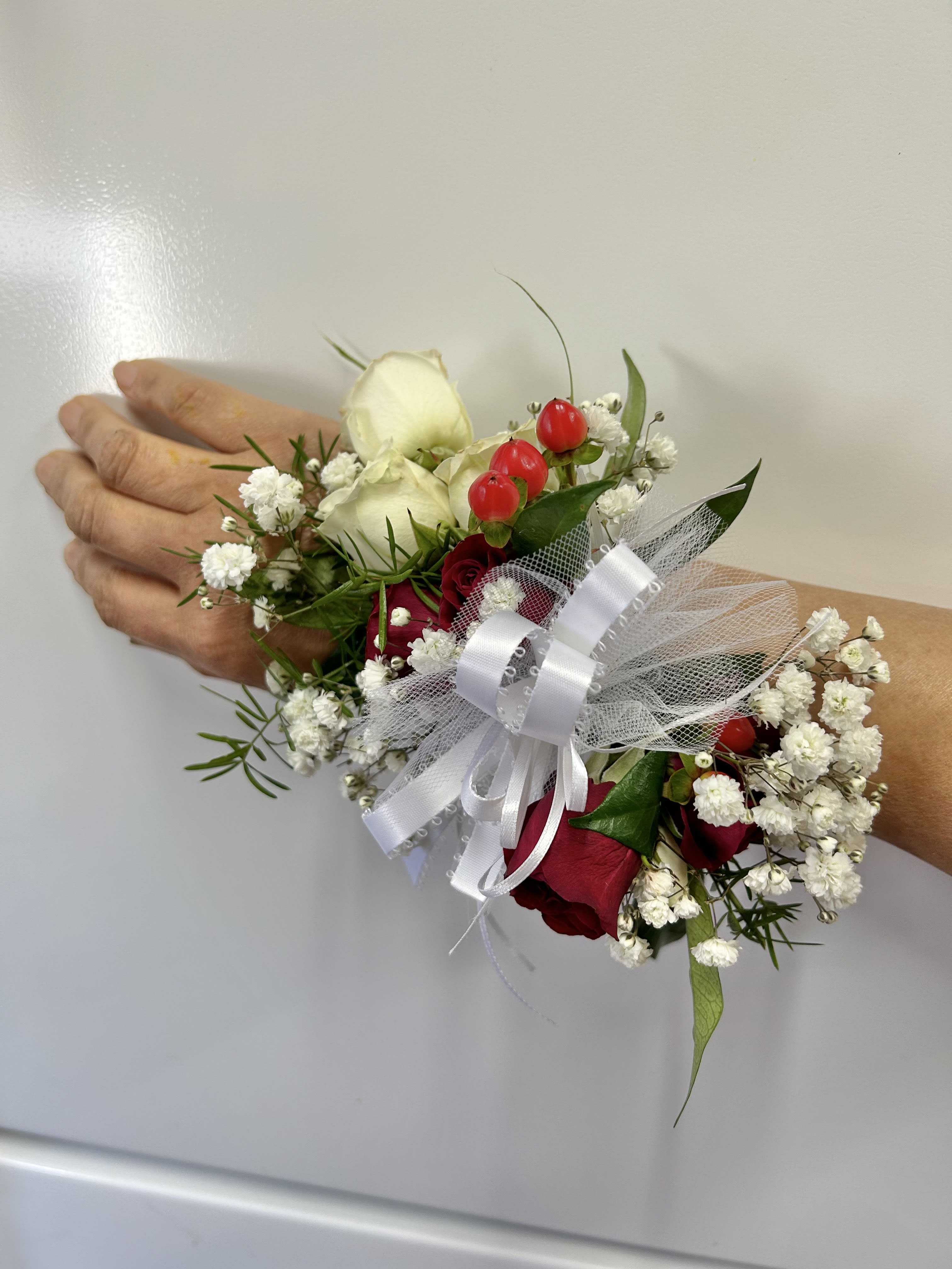 Wrist Corsage 16 - Wrist corsage with white flowers and accents. CUSTOMER CAN CHOOSE ANY COLOR STANDARD: WRIST CORSAGE DELUXE: WRIST CORSAGE + BOUTONNIERE