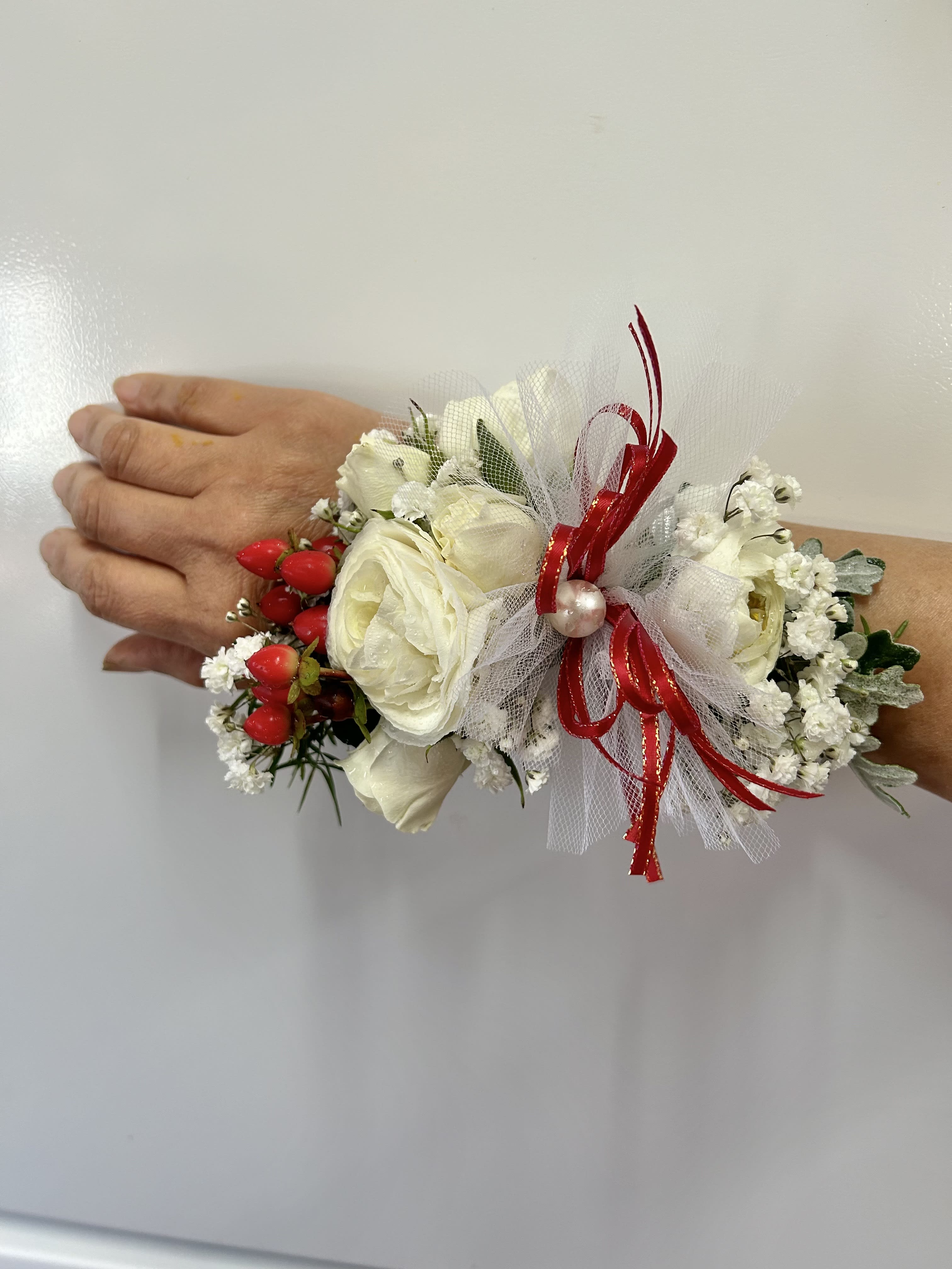 Wrist Corsage 17 - Wrist corsage with white flowers and accents. CUSTOMER CAN CHOOSE ANY COLOR STANDARD: WRIST CORSAGE DELUXE: WRIST CORSAGE + BOUTONNIERE