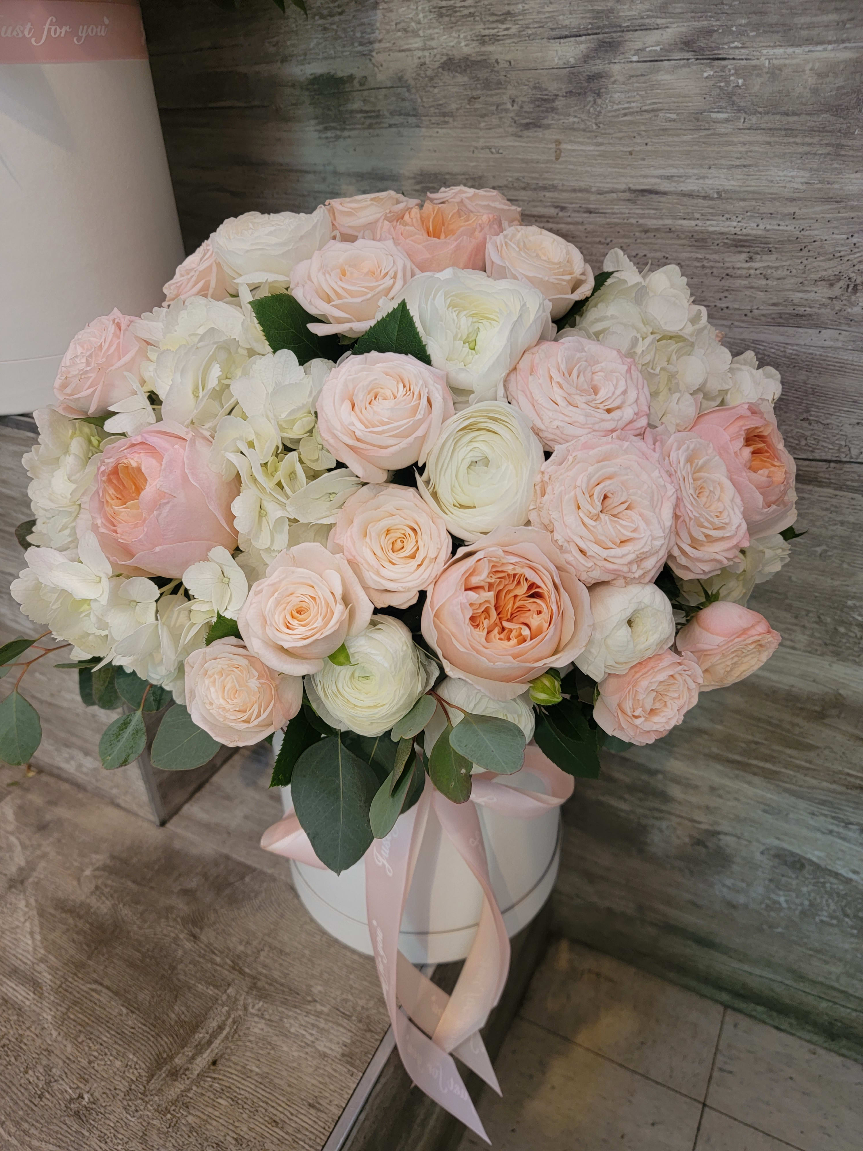 Soft box flowers  - Roses,hadringias, spray roses 