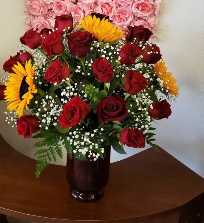 My Qeen My Qeen - Unique arrangement make your favorite person feel unique and special. 18 red roses and 4 sunflower and a touch of white baby breath everything a a nice big Rubi vase