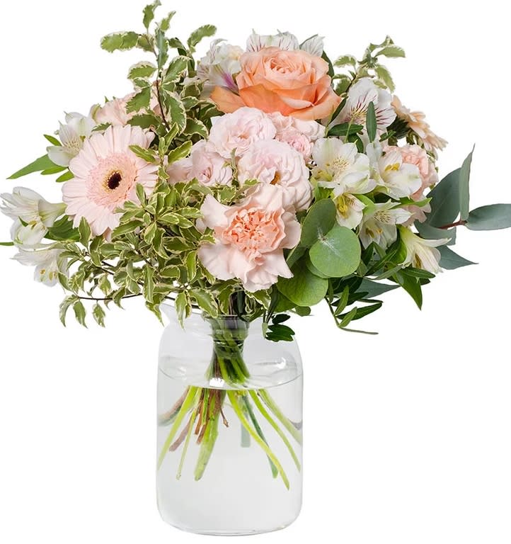 Fresh Apricot bouquet - A bouquet as sweet and tender as a fresh apricot, with roses, carnations, gerbera and lisianthus in warm orange and creamy tones. The incorporated eucalyptus gives the bouquet a fresh, interesting contrast