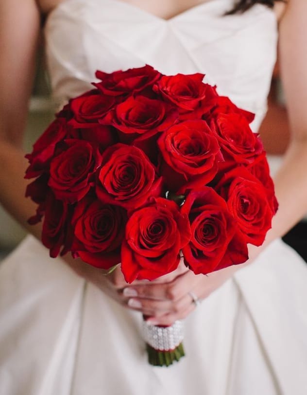 Squeak Pjece Genbruge Red Roses Bridal Bouquet in Las Vegas, NV | VIP Floral Designs