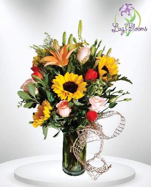Eclipse - An arrangement to make you smile throughout your day. This arrangement includes a clear vase with a beautiful ribbon.