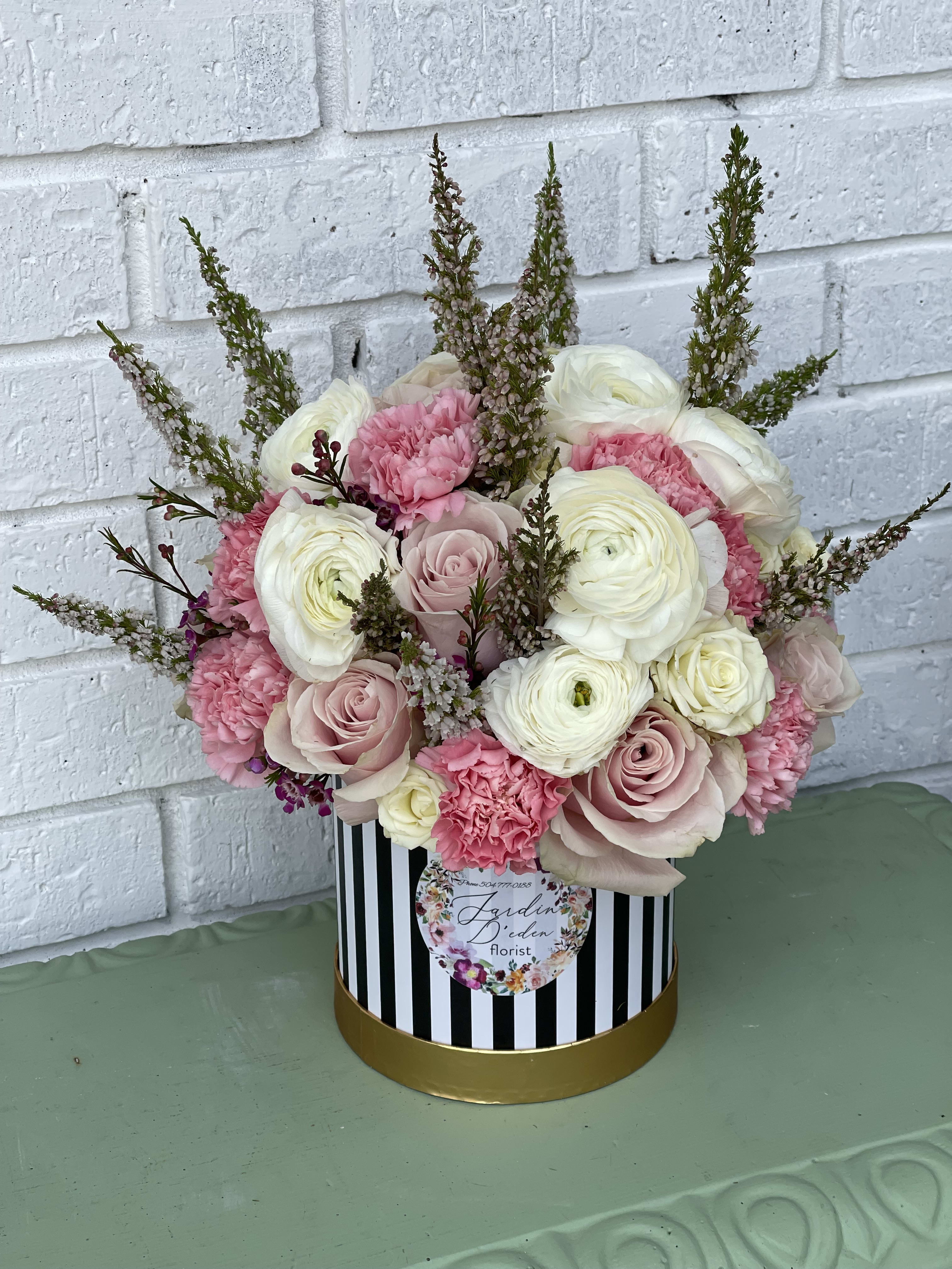 The perfect princess box The perfect princess box - This beautiful box is filled with roses, ranunculus, garden roses, spray roses, heather and wax flower