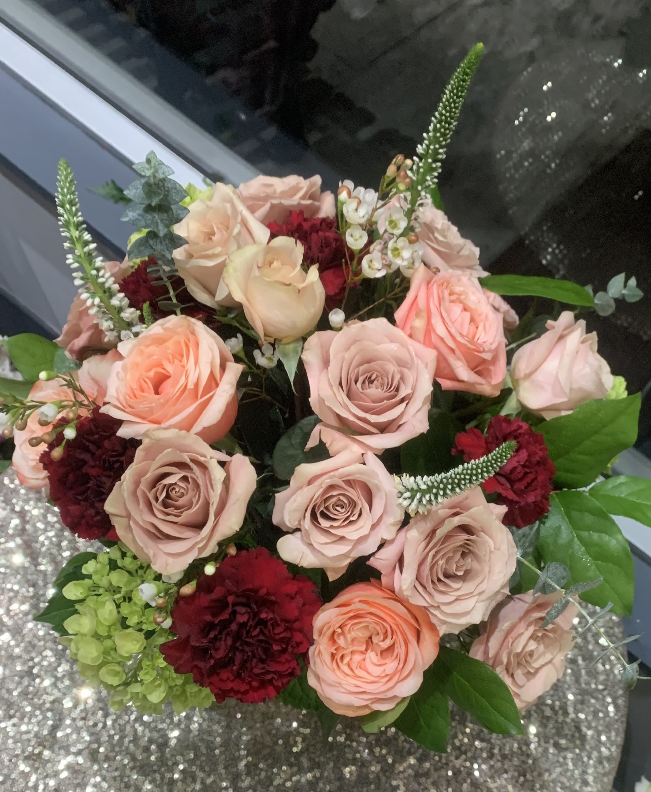 MOM INSPIRATION  - ROSES, HYDRANGE, CARNETIONS, GREENS FILLER  STANDAR: 6 ROSES, 2 HYDRANGE, 6 CARNETIONS, 3 VERONICAS WHITE  DELUX: 9 ROSES , 2 HYDRANGE, 6 CARNETIONS, 4 VERONICAS WHITE  PREMIUM: 14 ROSES, 3 HYDRANGE, 10 CARNETIONS, 6 VERONICAS WHITE 