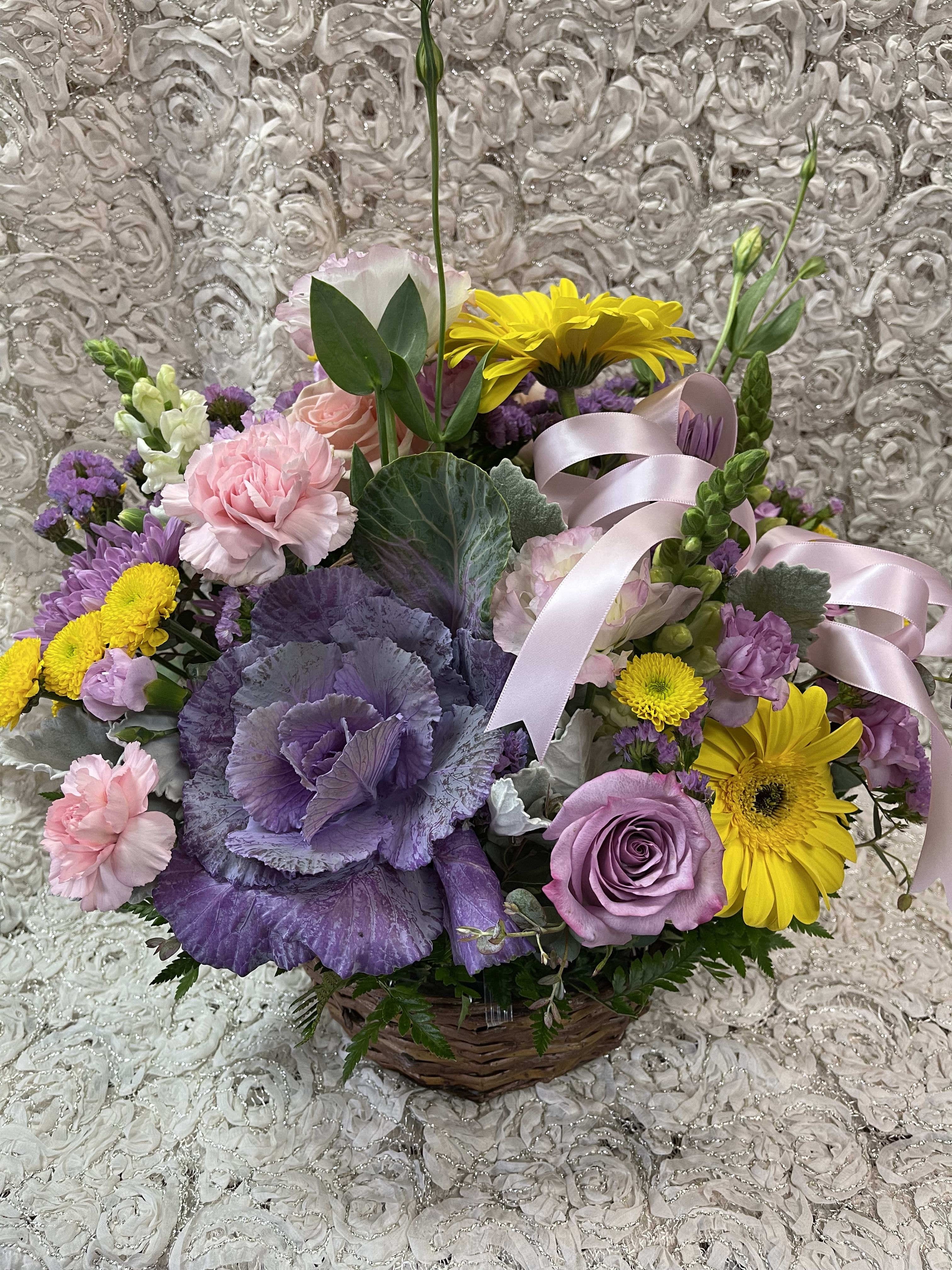 LOVE MY GRANDMA - GRANDMOTHER, A LITTLE BIT OF A MOTHER, A LITTLE BIT OF A TEACHER, A LITTLE BIT OF A BEST FRIEND AND A LITTLE BIT OF AN ACCOMPLICE. BEAUTIFUL BASKET IN PASTEL COLORS WITH BUTTERFLIES.