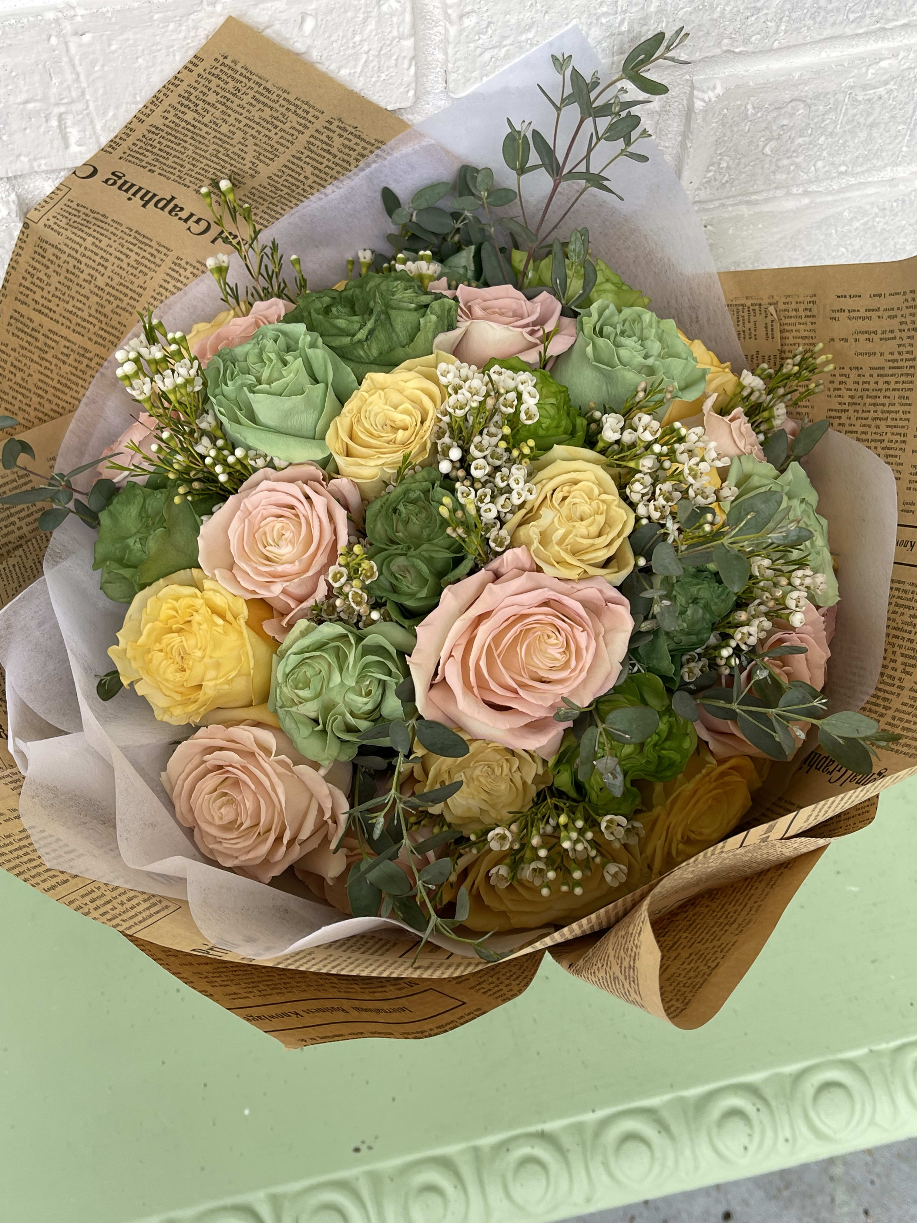 The Antigua 24 rose ramo bouchon The Antigua 24 rose ramo bouchon - This beautiful bouquet has beautiful antique color roses wrapped in Korean wrapped paper