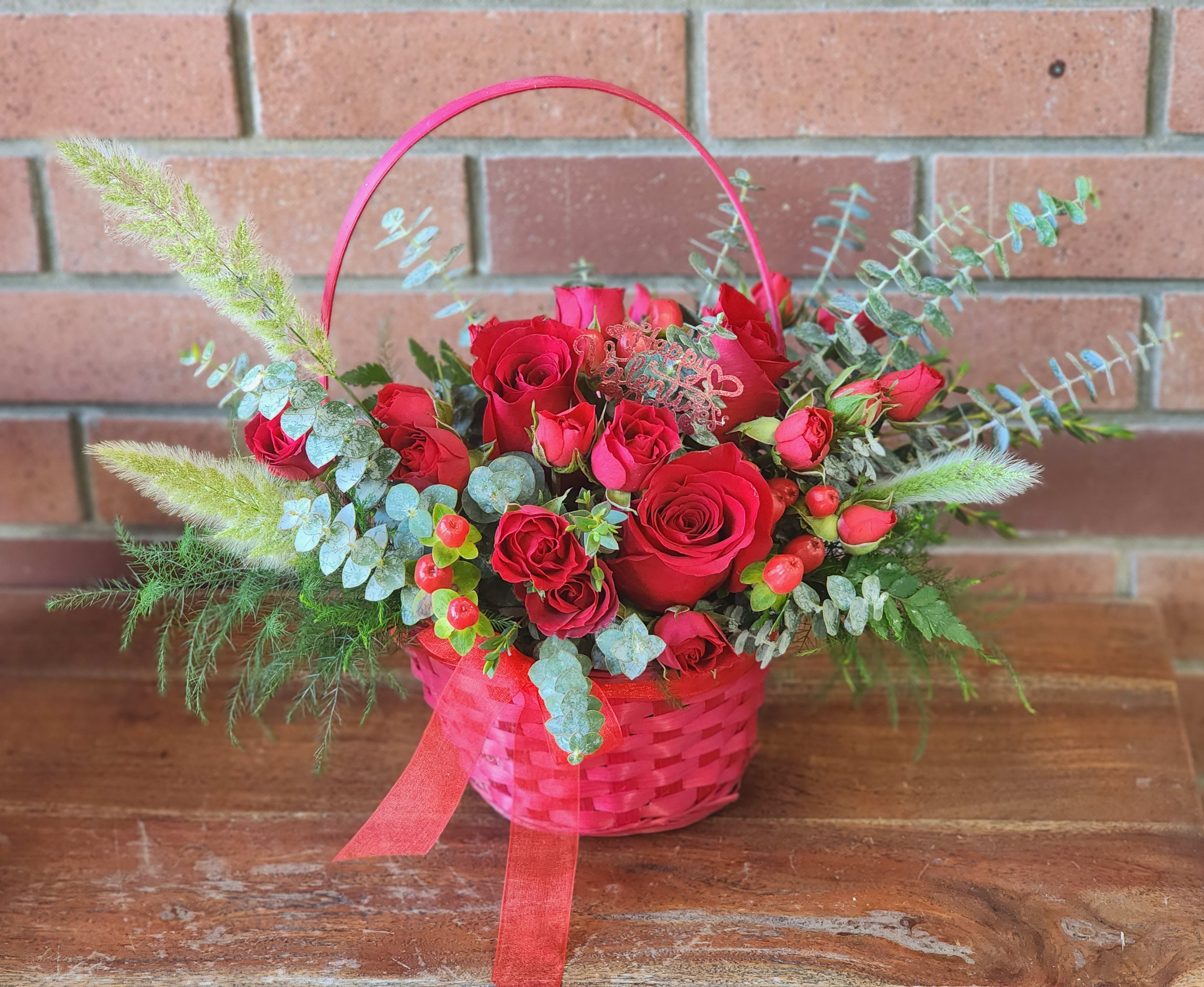 Gorgeous Love Basket of Roses and Hypericum Gorgeous Love Basket of Roses and Hypericum