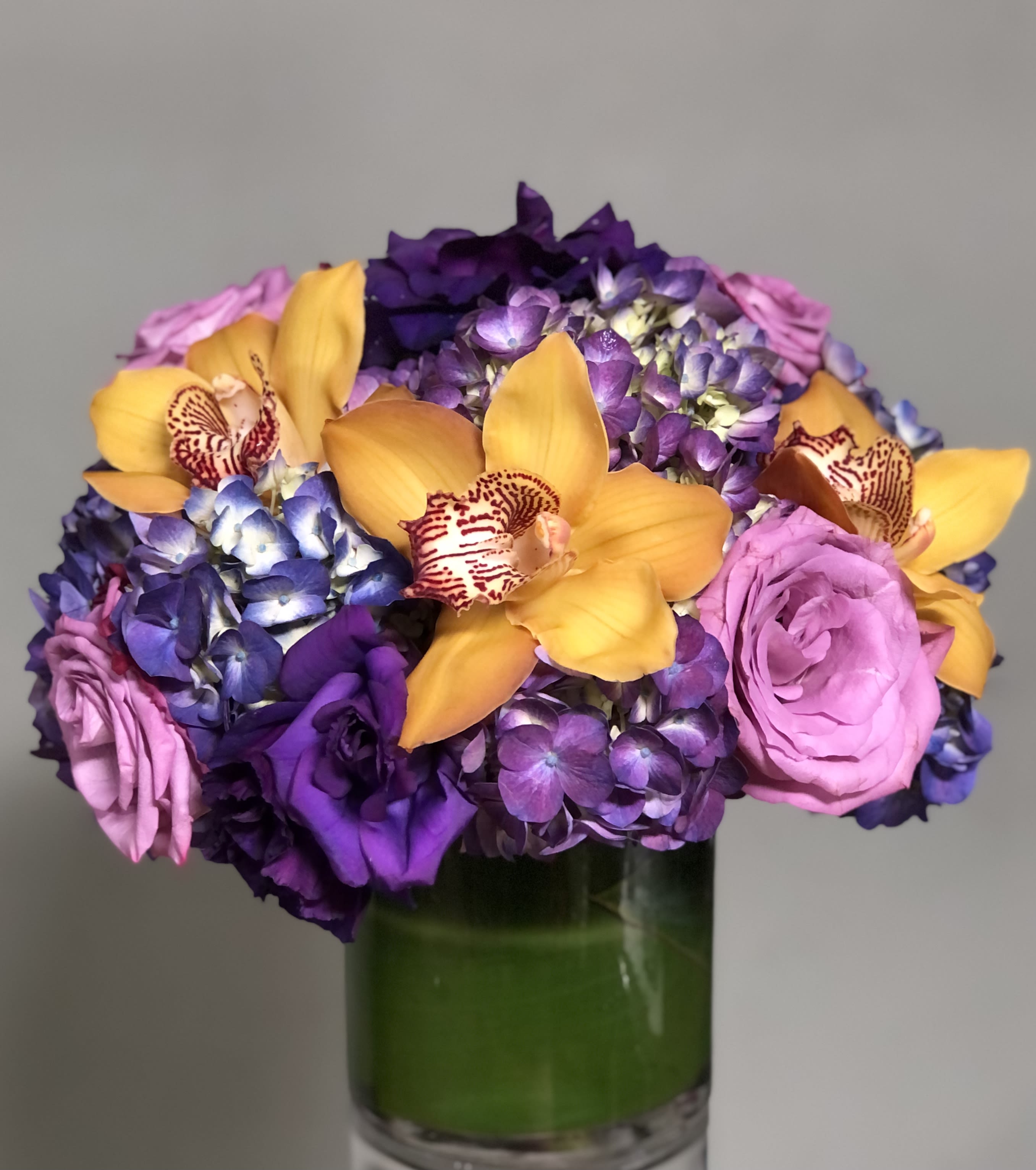 Dreamers love it Dreamers love it - Roses, Hydrangeas, Orchids, Lisianthus etc. in glass vase