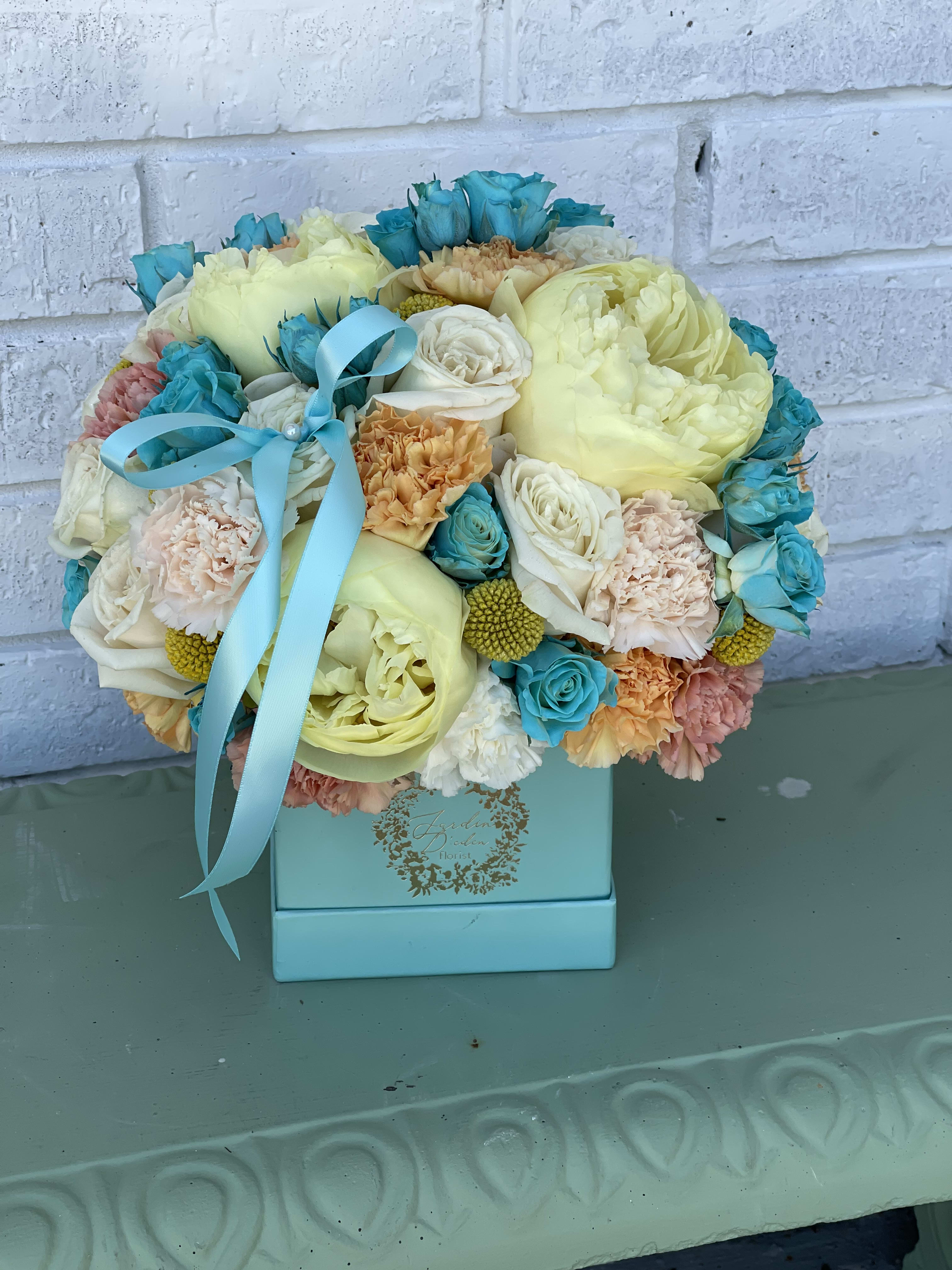 The Tiffany Delight bloom box The Tiffany Delight bloom box - This beautiful Tiffany color bloom box is filled with roses, peonies, wax flower, vintage roses, spray roses