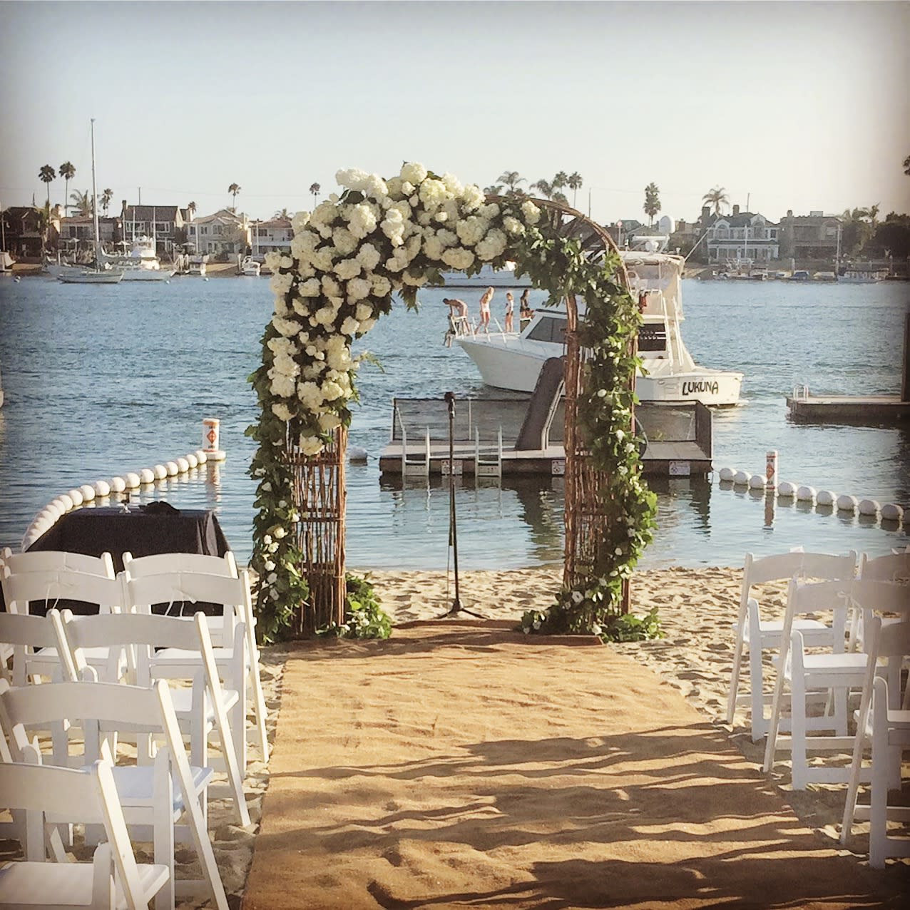 Hydrangea Arch - Heavy Green garland with white Hydrangea.