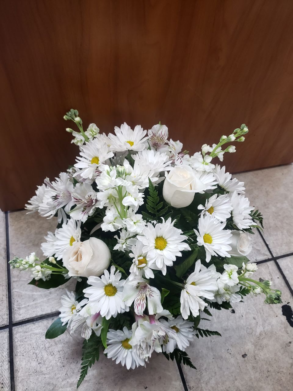 White Rain Basquet  - With these beautiful flowers you can feel peace wherever you are. this arrangement brings 5 ​​stems of white daisies, 4 white stock, 3 white roses, 5 stems of white astromelia, salad tips fern leaves, in a white round basket.