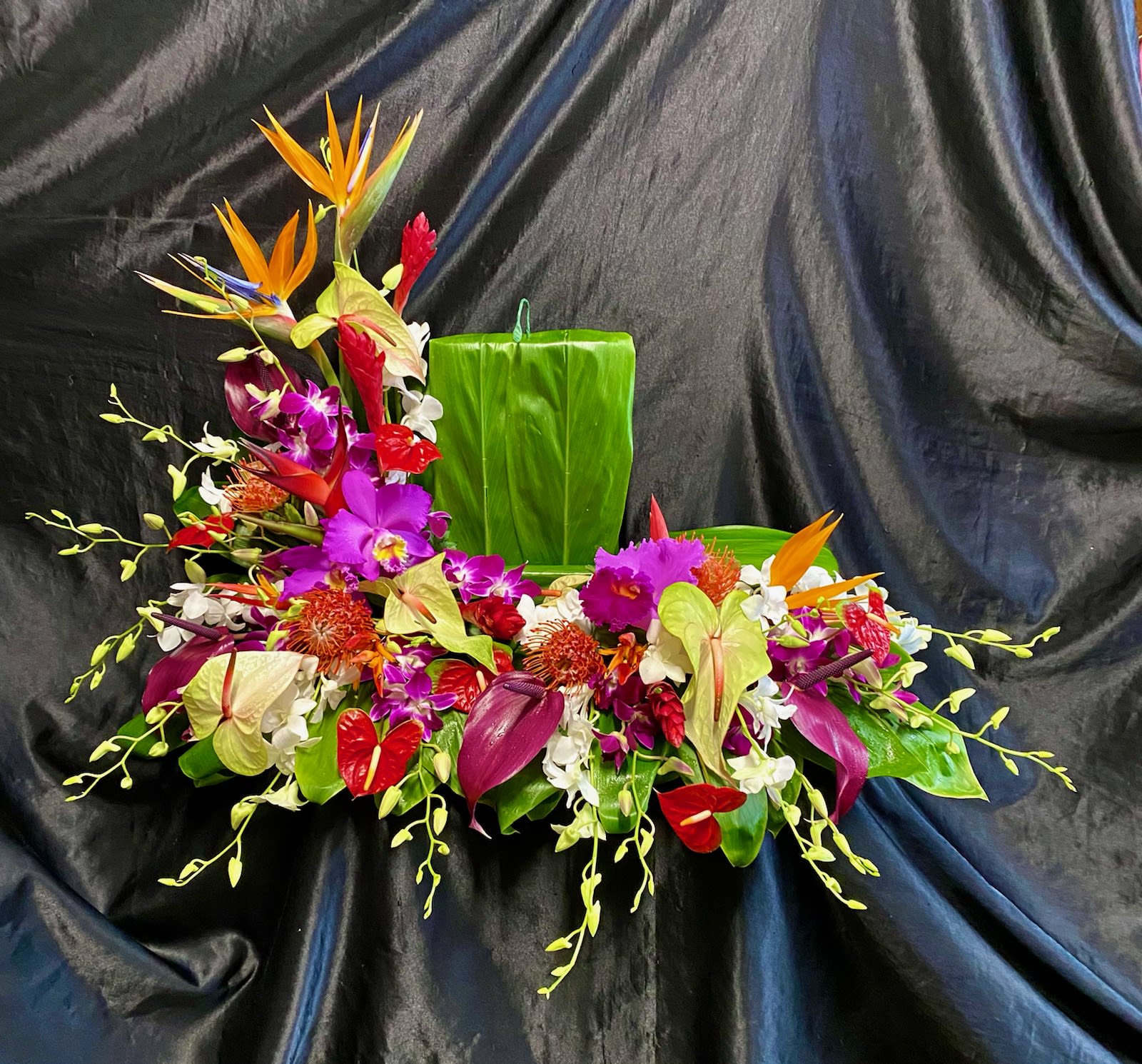 URN GARDEN UG #6 - TROPICAL MIXTURE.    Bird of paradise, ginger, anthurium, dendrobium orchids  8 x 10 picture   Urn size. 6”base   Please measure your size photo and urn…