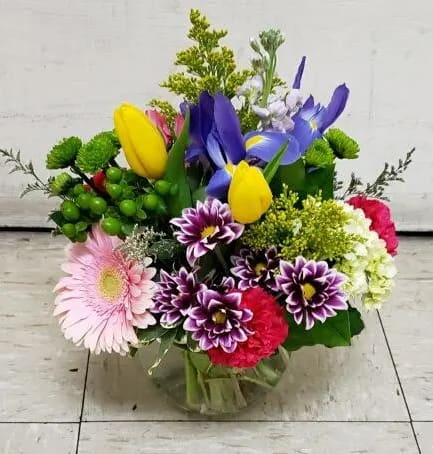 [TT-ARR180]:  SPRING PETITE CENTERPIECE - SPRING PETITE CENTERPIECE ARRANGEMENT IN CLEAR GLASS BUBBLE BOWL BY TWIN TOWERS FLORIST IN ARLINGTON VA