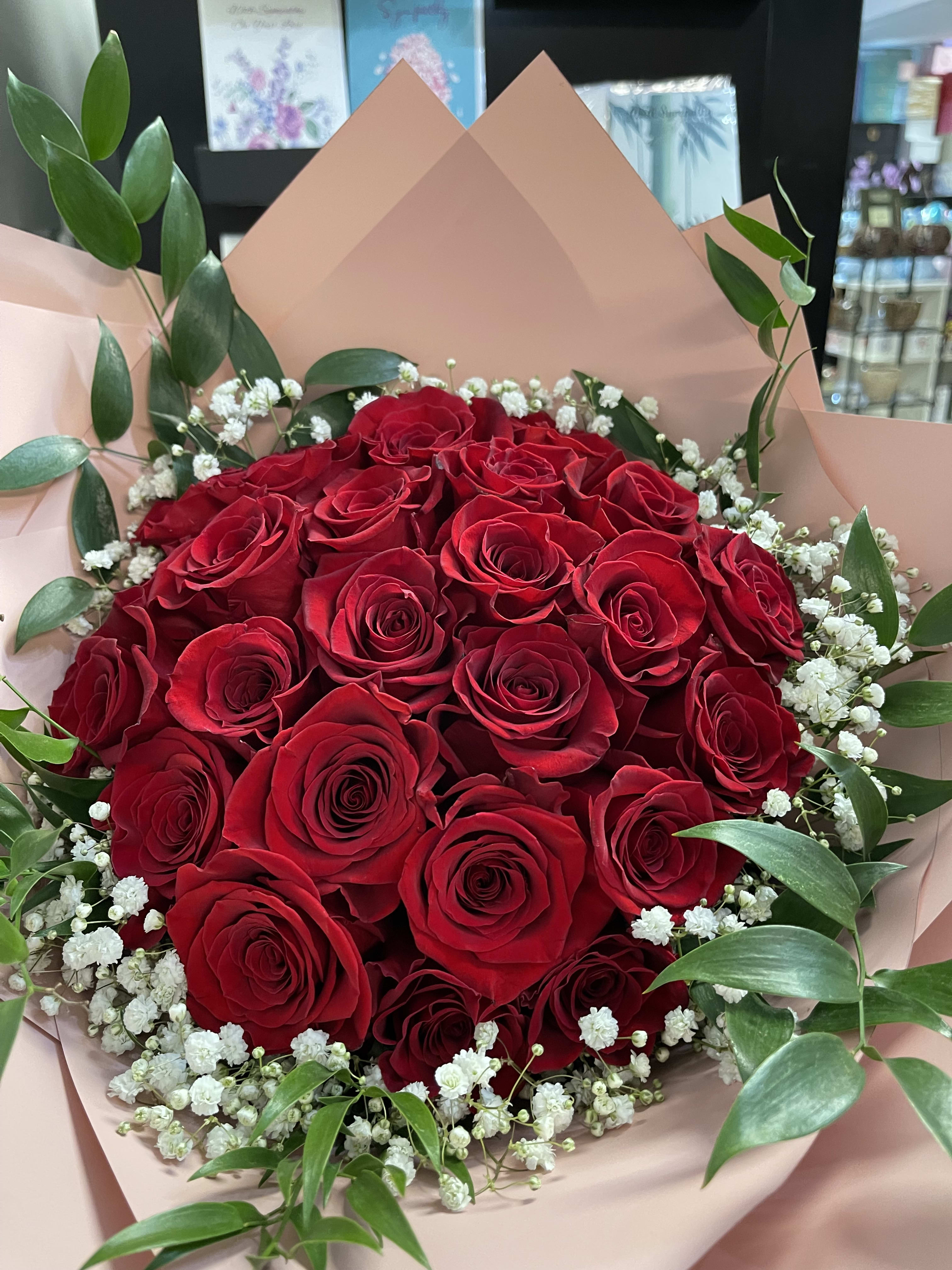 The romantic getaway ramo bouchon The romantic getaway ramo bouchon - 30 red roses with baby breath and italian ruscus