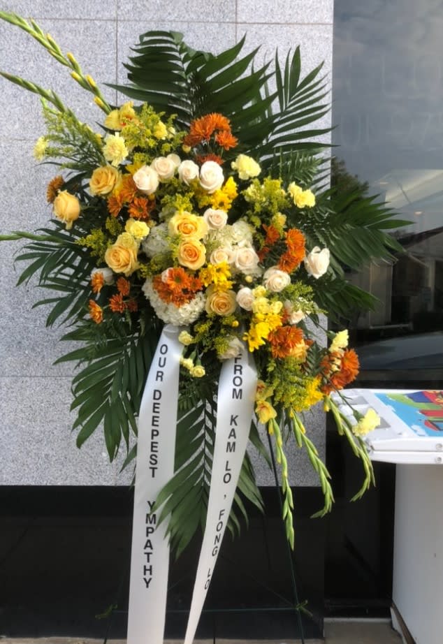 Standing spray yellow, orange and white Standing spray yellow, orange and white - This Sympathy Standing Spray, in yellow, orange and white, is a beautiful reflection of your sympathy and support. Created with fresh roses, Asiatic Lilies, Gladiolas, Carnations and more. A heartfelt gift to send to a family member, friends and business associate to show your support.