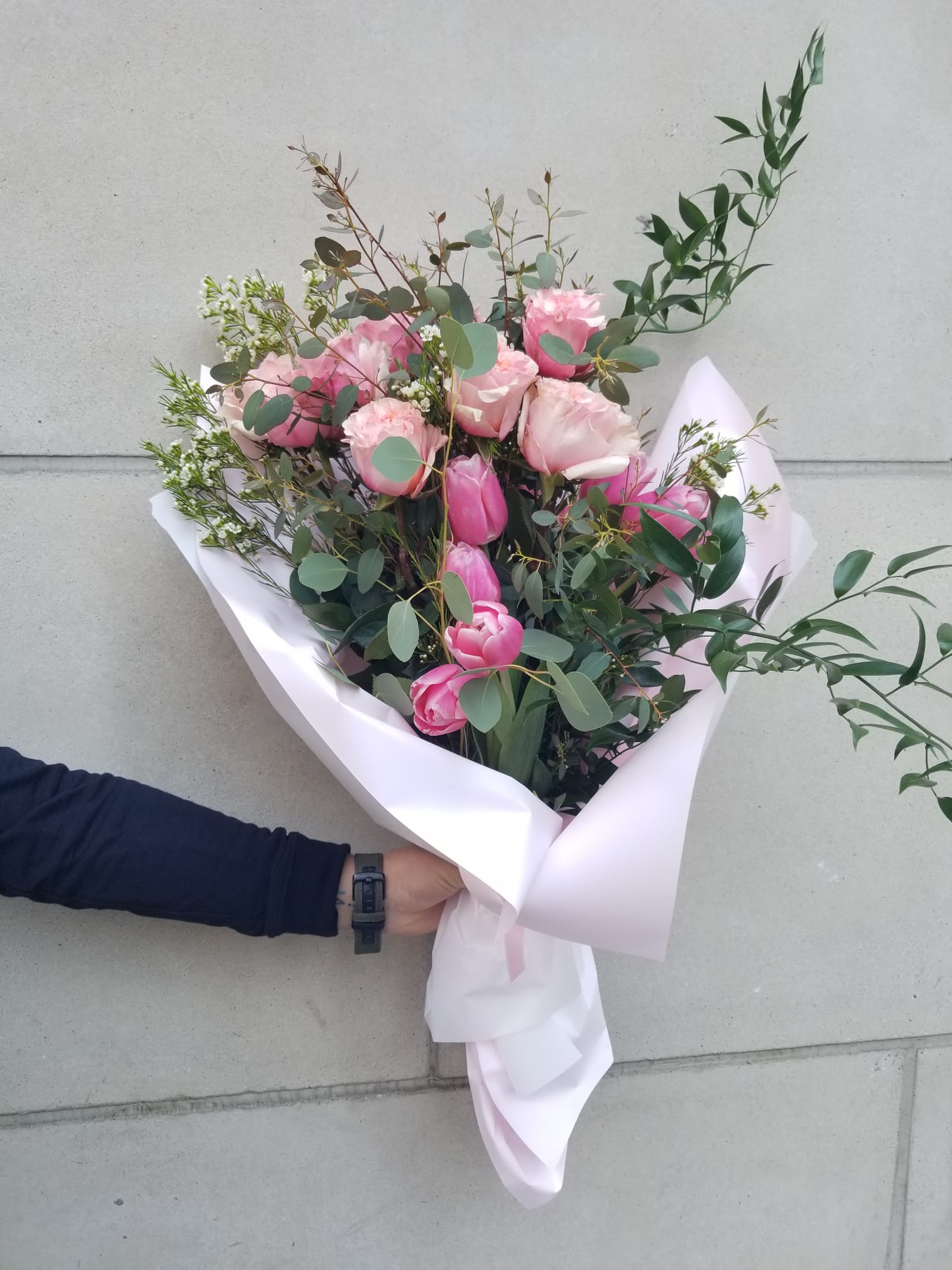 Jet Aime Jet Aime - The bouquet pictured reflects our original design for this product. While we always try to follow the color palette, we may replace stems to deliver the freshest bouquet possible, and we may sometimes need to use a different vase. We have a simple goal – delight our customers with flowers that are high quality, fresh, and beautiful. While we may occasionally need to substitute for color or flower variety, we promise that the blooms you receive will be fresh and wow you or your gift recipient.