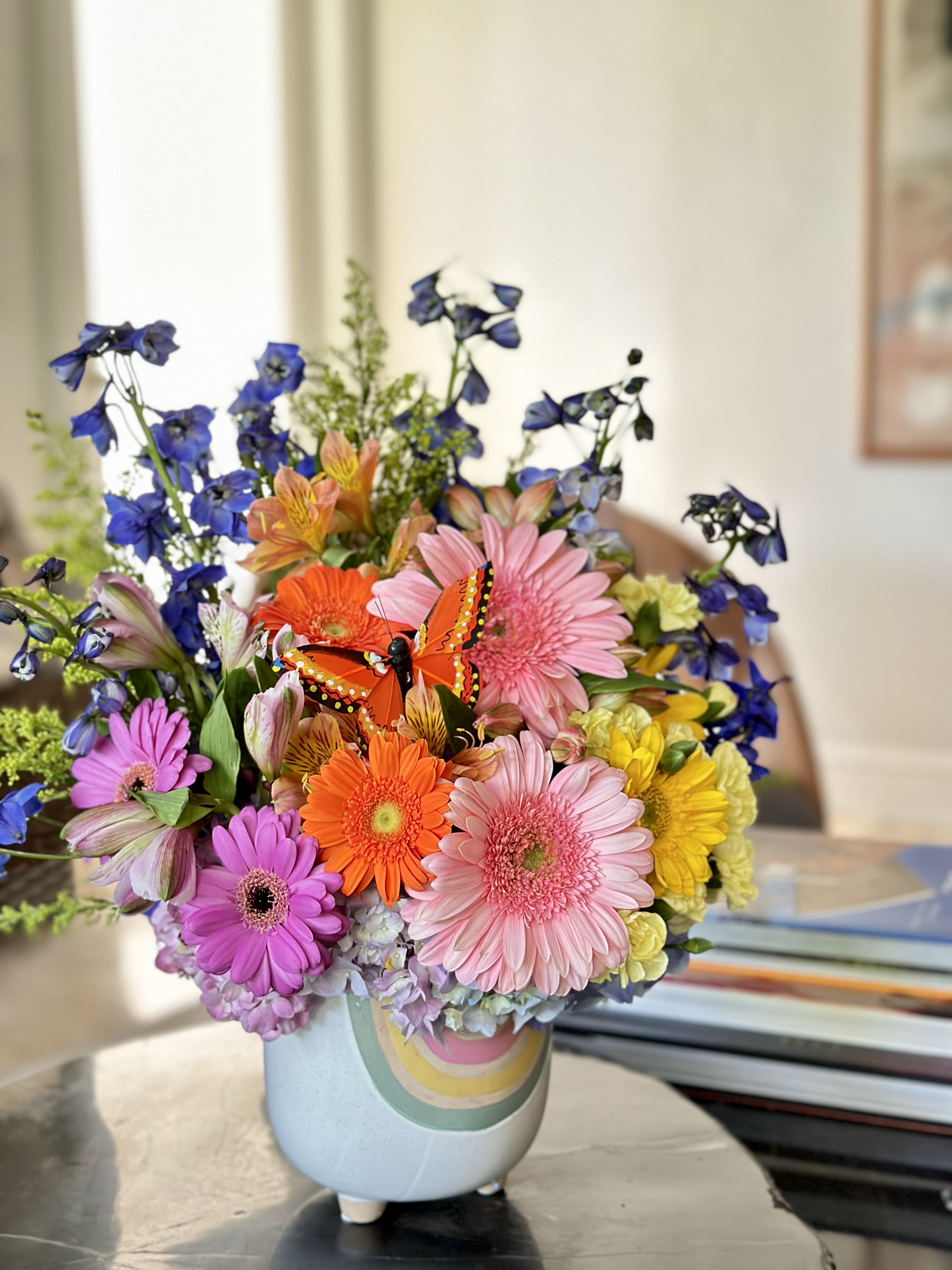 Dazzling Shine - Pretty and Ideal arrangement to show our affection in this Back to school.