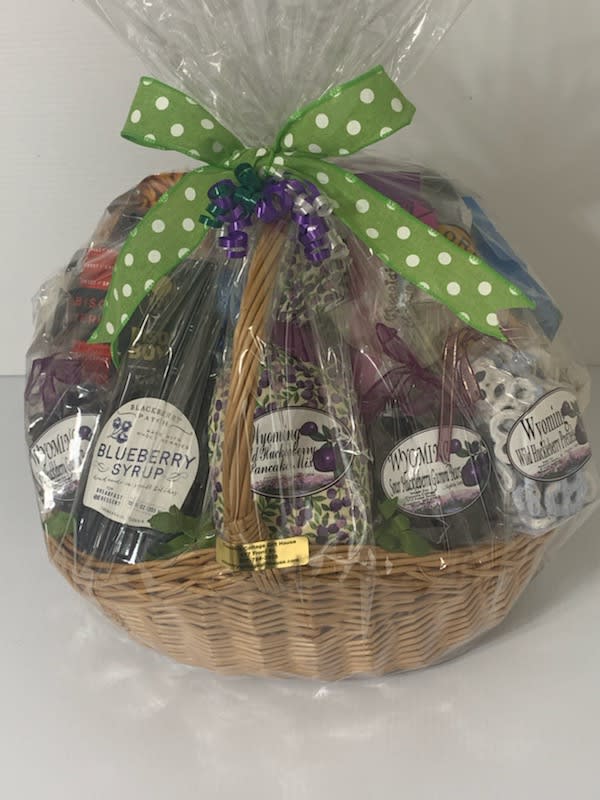 Wyoming food basket - Basket with tons of Wyoming items like jelly, muffin and pancake mix, syrup, candies, chocolates jerky and much more
