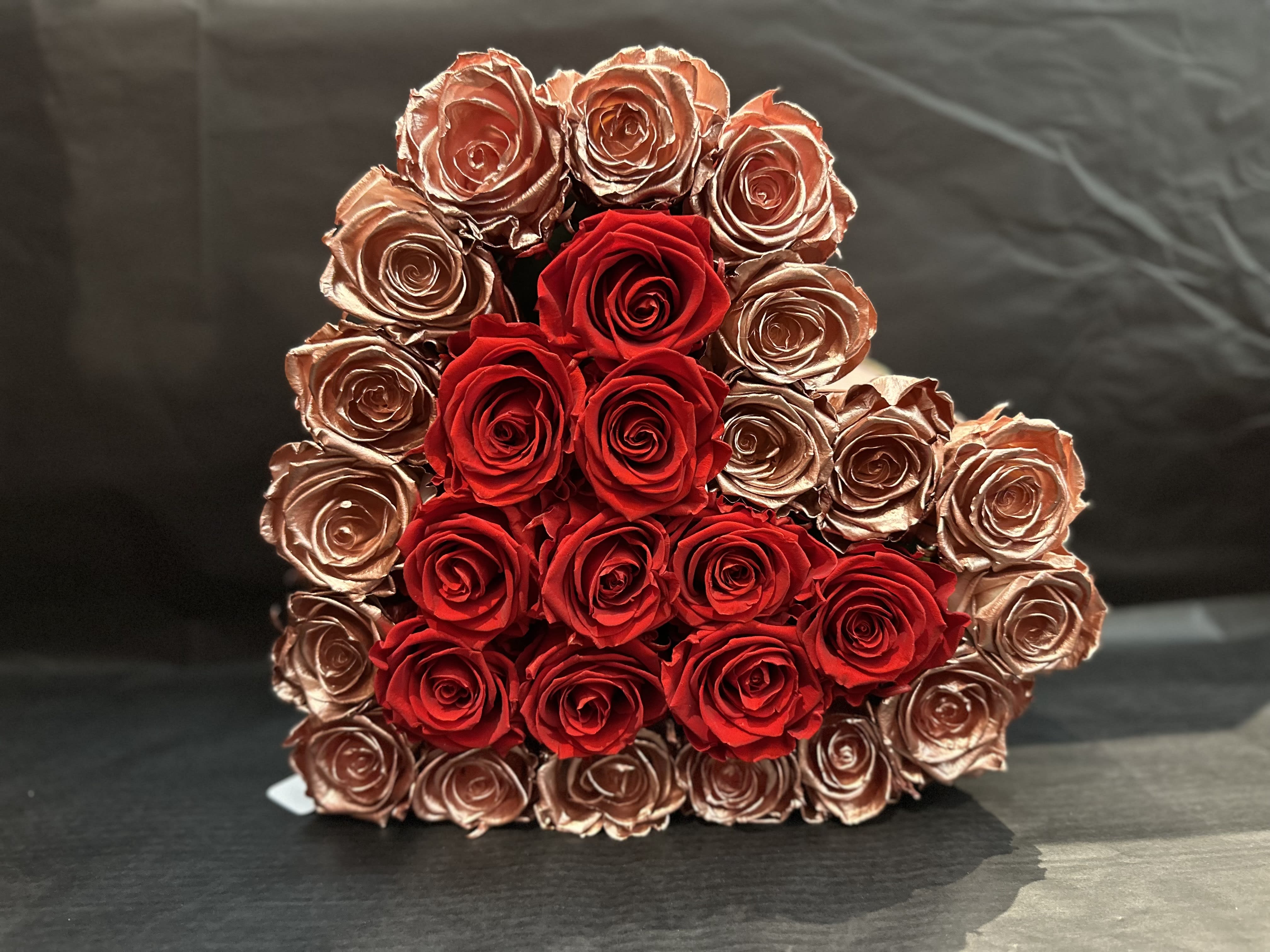 Heart Box Large - Forever Roses - This beautiful box is adorned with different forever roses, which are preserved flowers that last between 3-4 years. This product is available in different colors: pink, blue, orange, red, rainbow, purple, gold rose, white and light pink. When ordering please indicate as a special instruction the color of your preference.